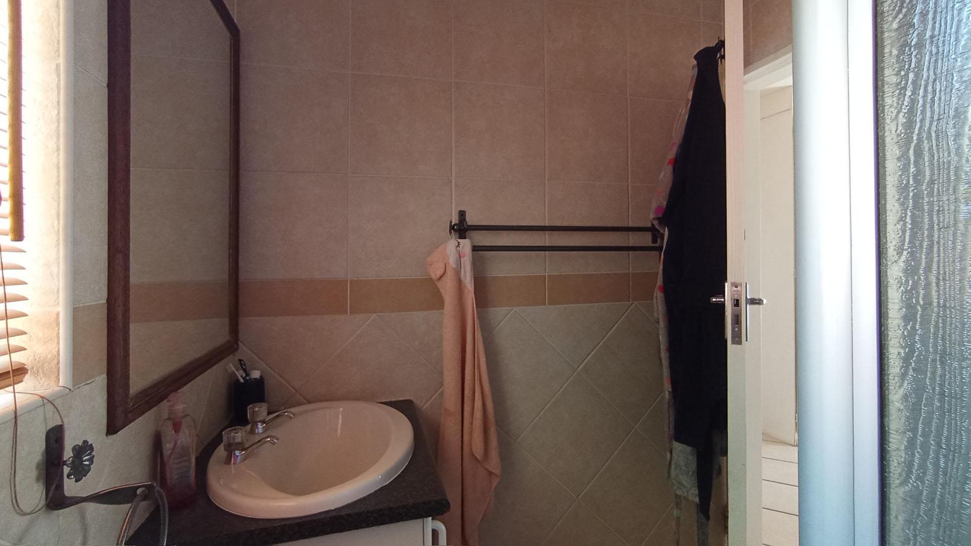 Main Bathroom - 4 square meters of property in Moreletapark