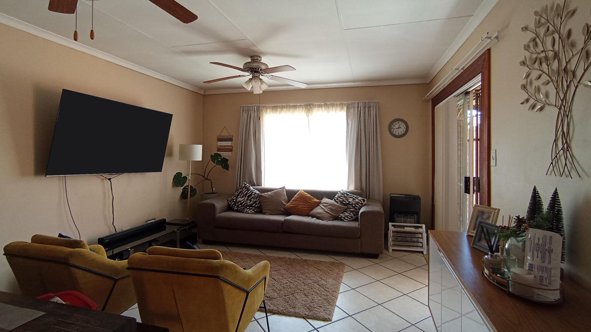 Lounges - 28 square meters of property in Moreletapark