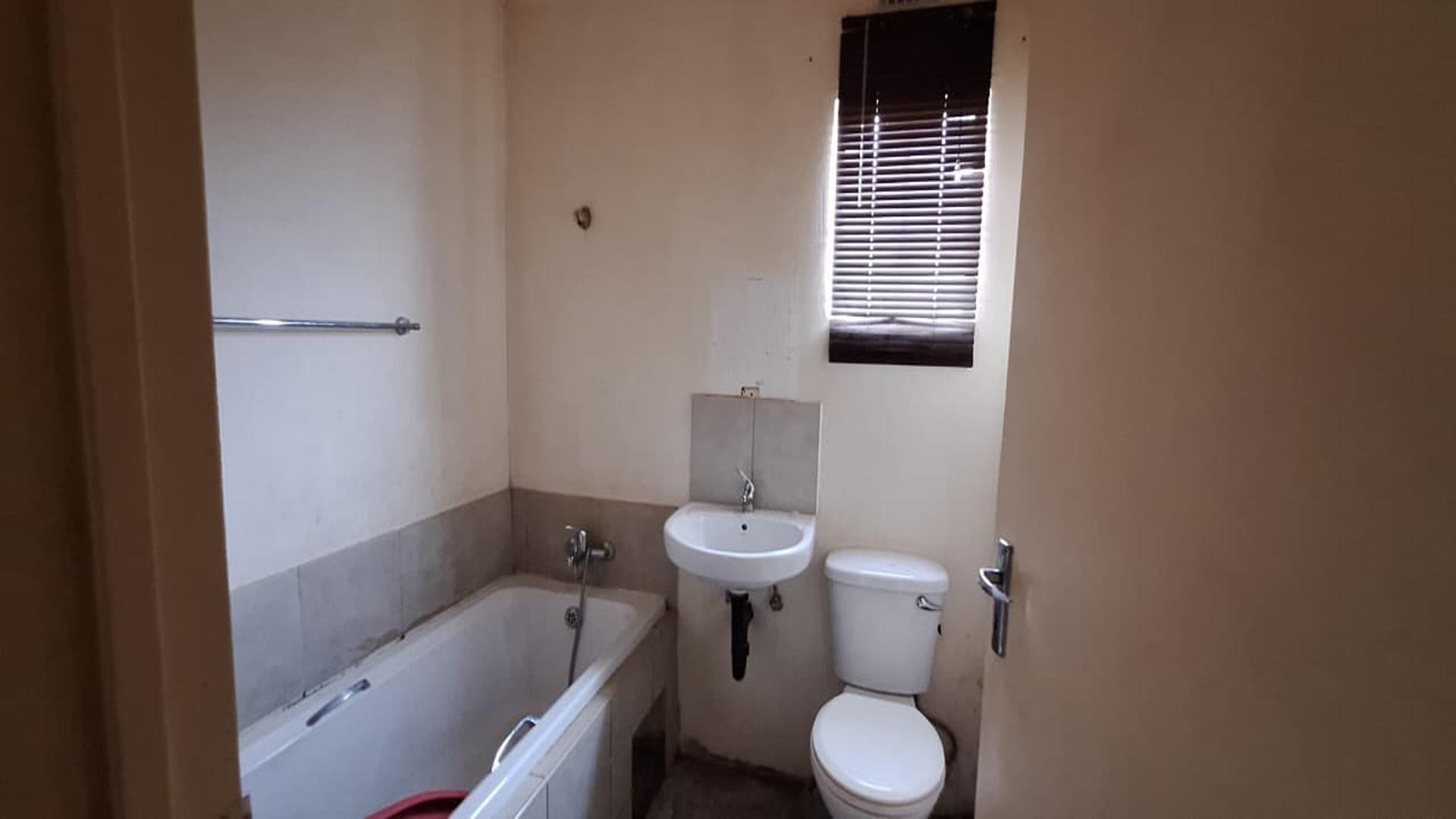 Bathroom 1 - 4 square meters of property in Windmill Park