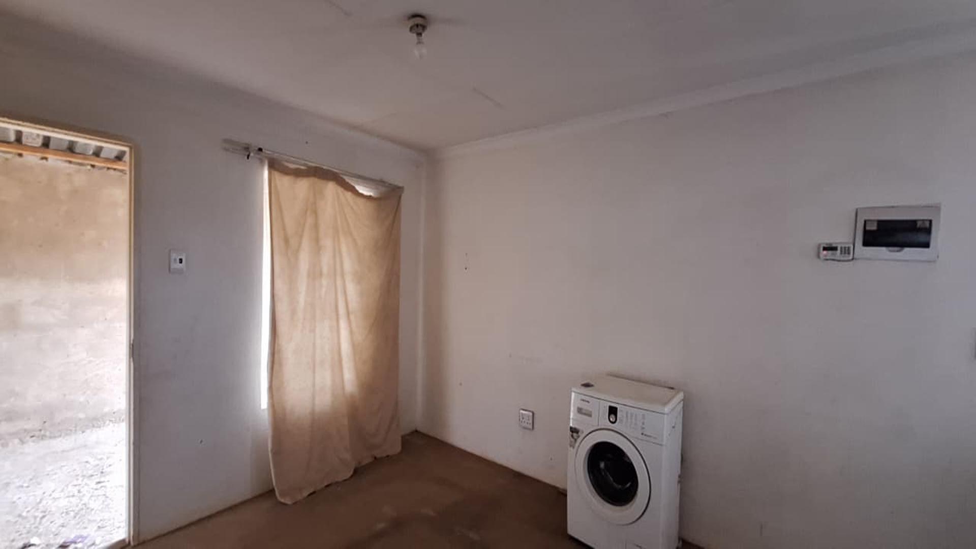 Lounges - 13 square meters of property in Windmill Park