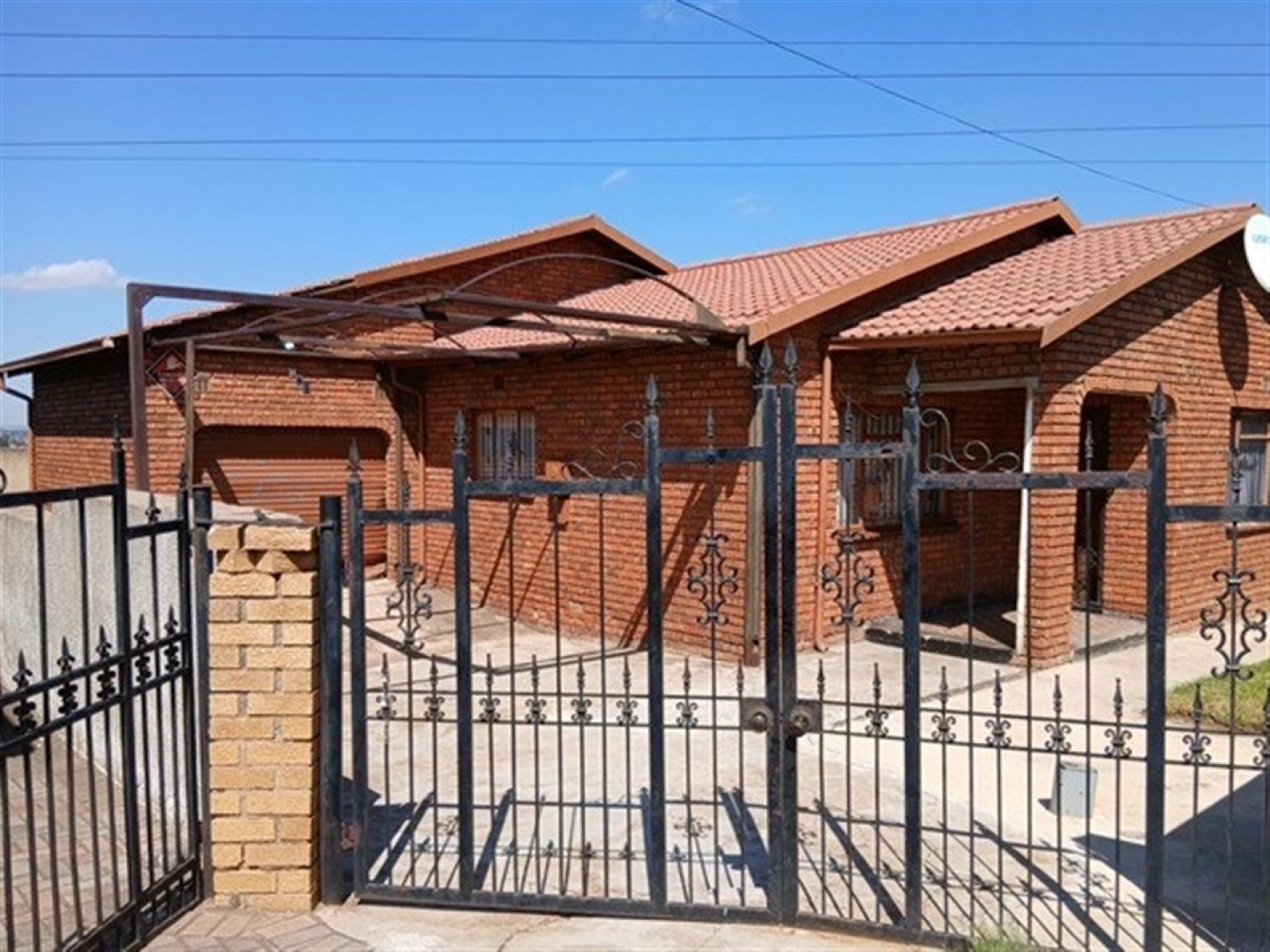 Front View of property in Chiawelo