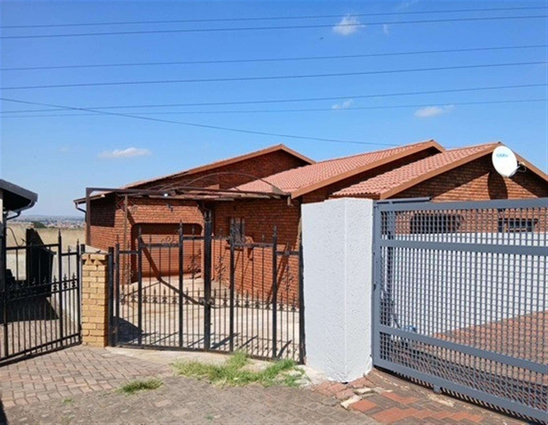 Front View of property in Chiawelo