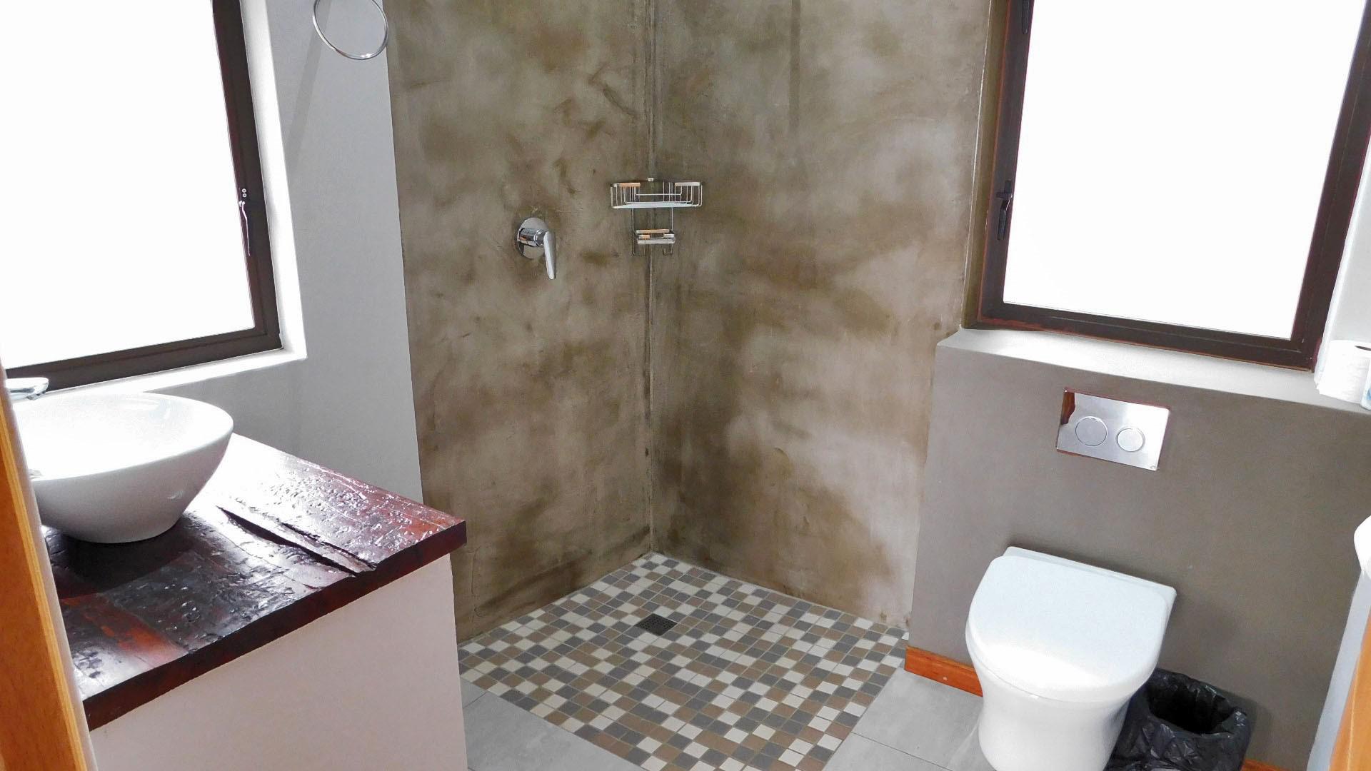 Bathroom 1 - 9 square meters of property in Phezulu