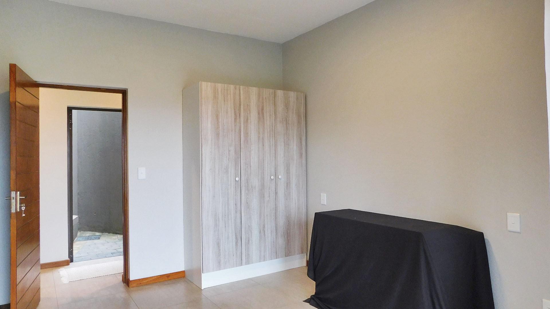 Bed Room 1 - 15 square meters of property in Phezulu