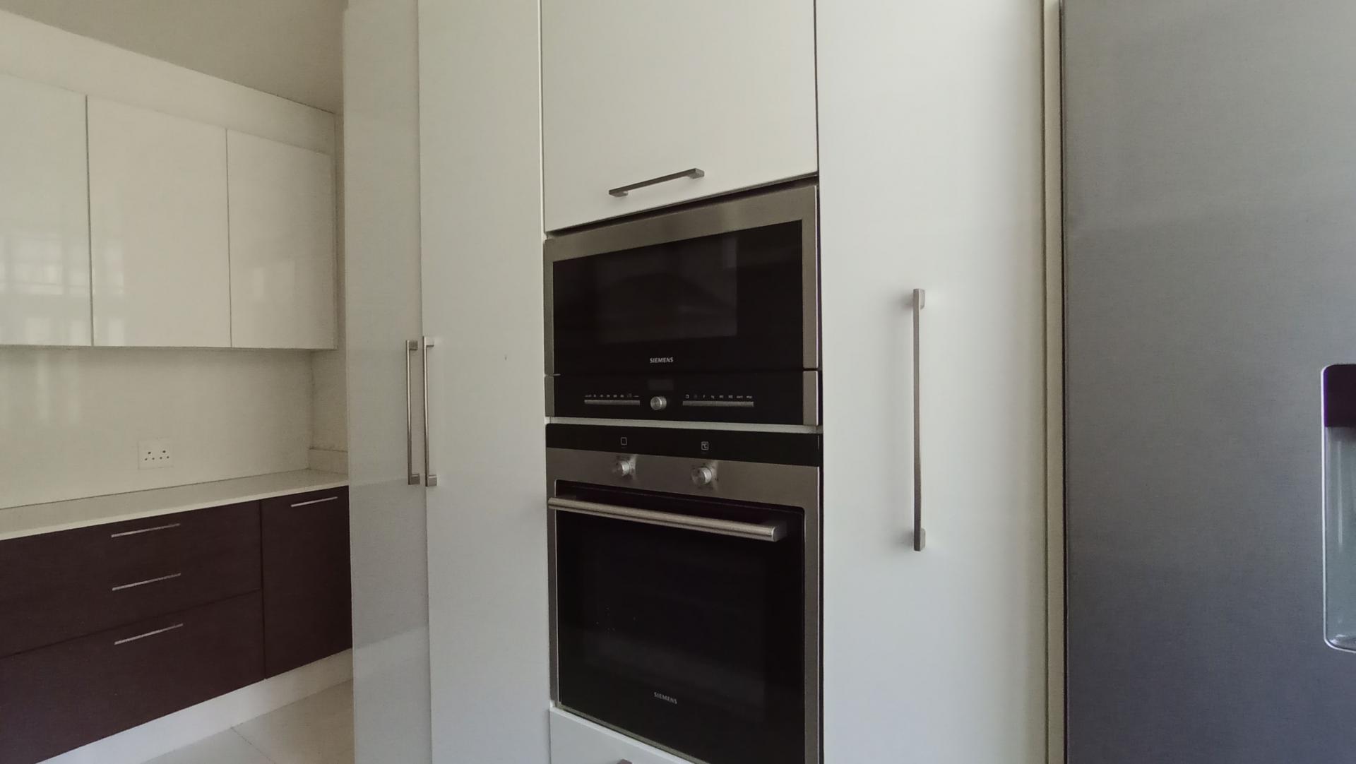 Kitchen - 11 square meters of property in Benmore Gardens