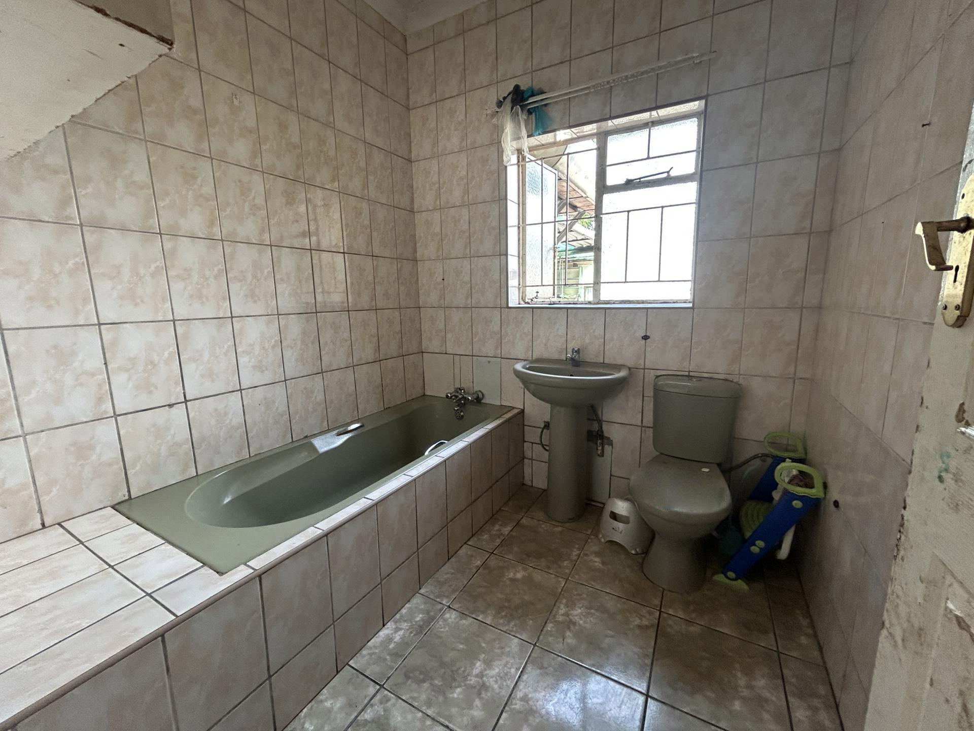 Bathroom 2 of property in Tulisa Park