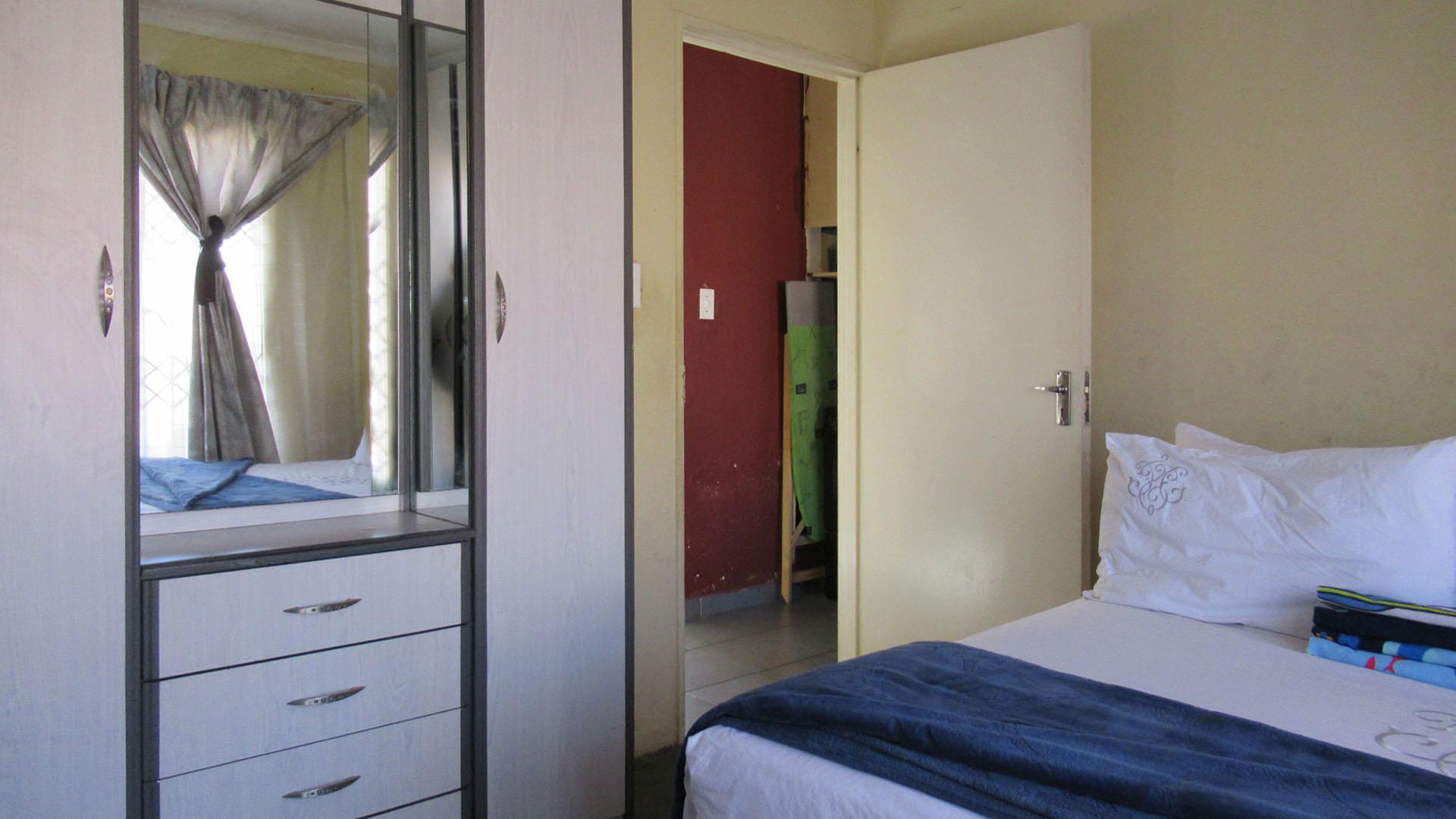 Main Bedroom - 15 square meters of property in Ormonde