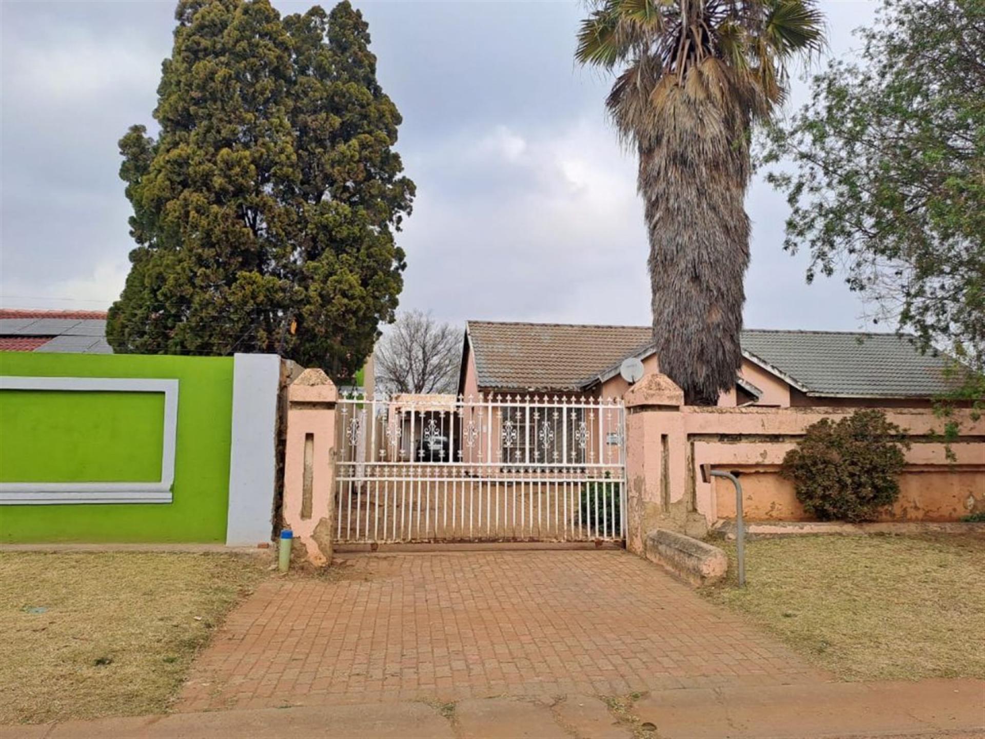 Front View of property in Roodekop