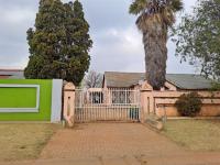 Front View of property in Roodekop
