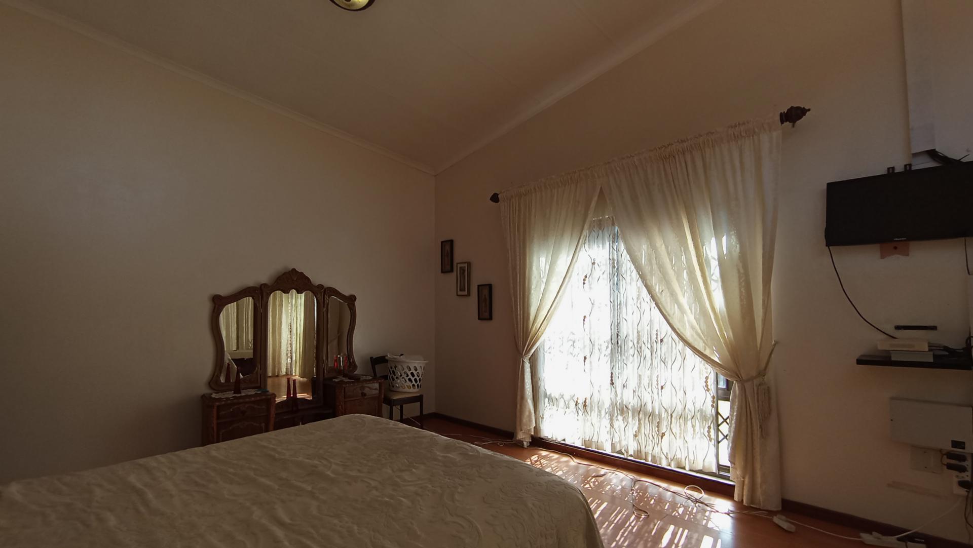Main Bedroom - 51 square meters of property in The Orchards