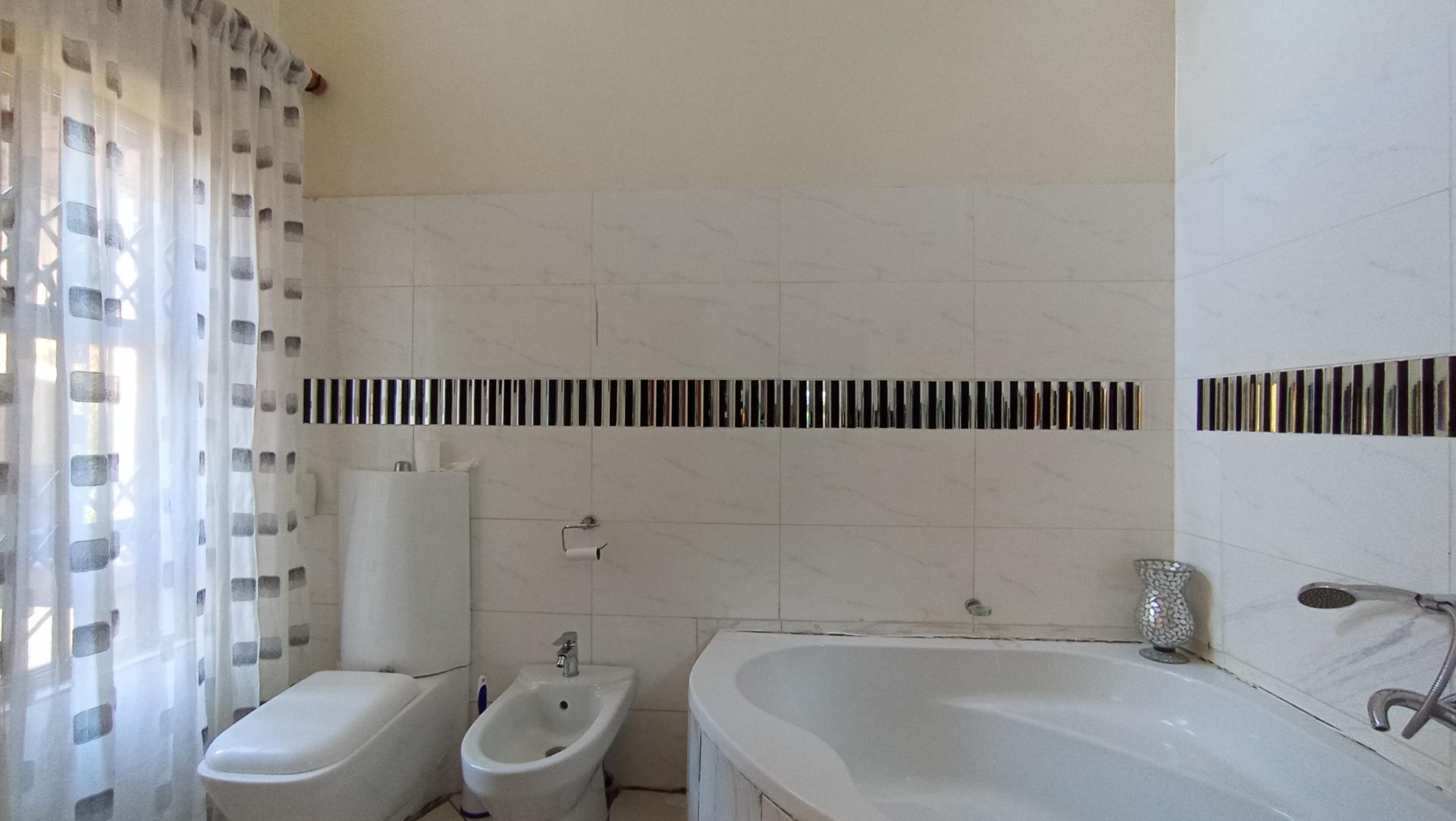 Main Bathroom - 8 square meters of property in The Orchards
