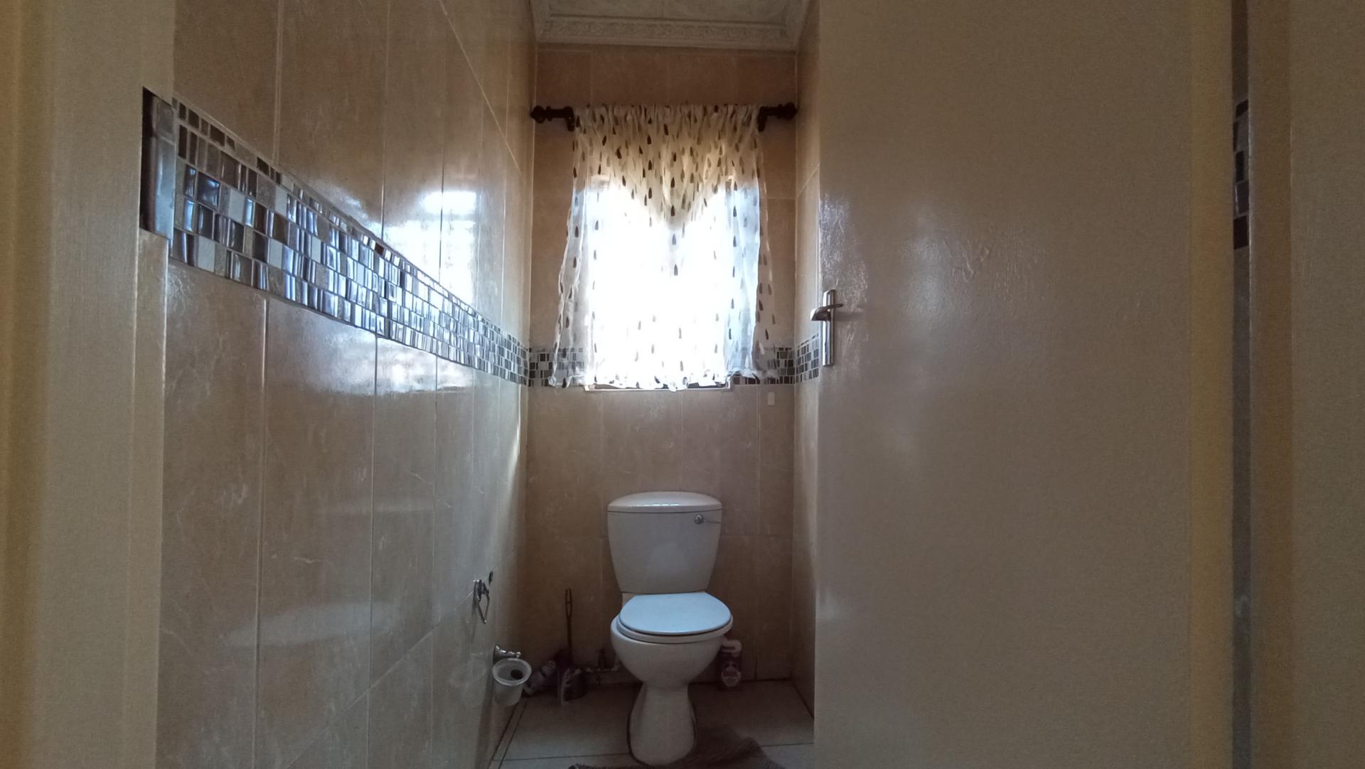 Bathroom 1 - 11 square meters of property in The Orchards