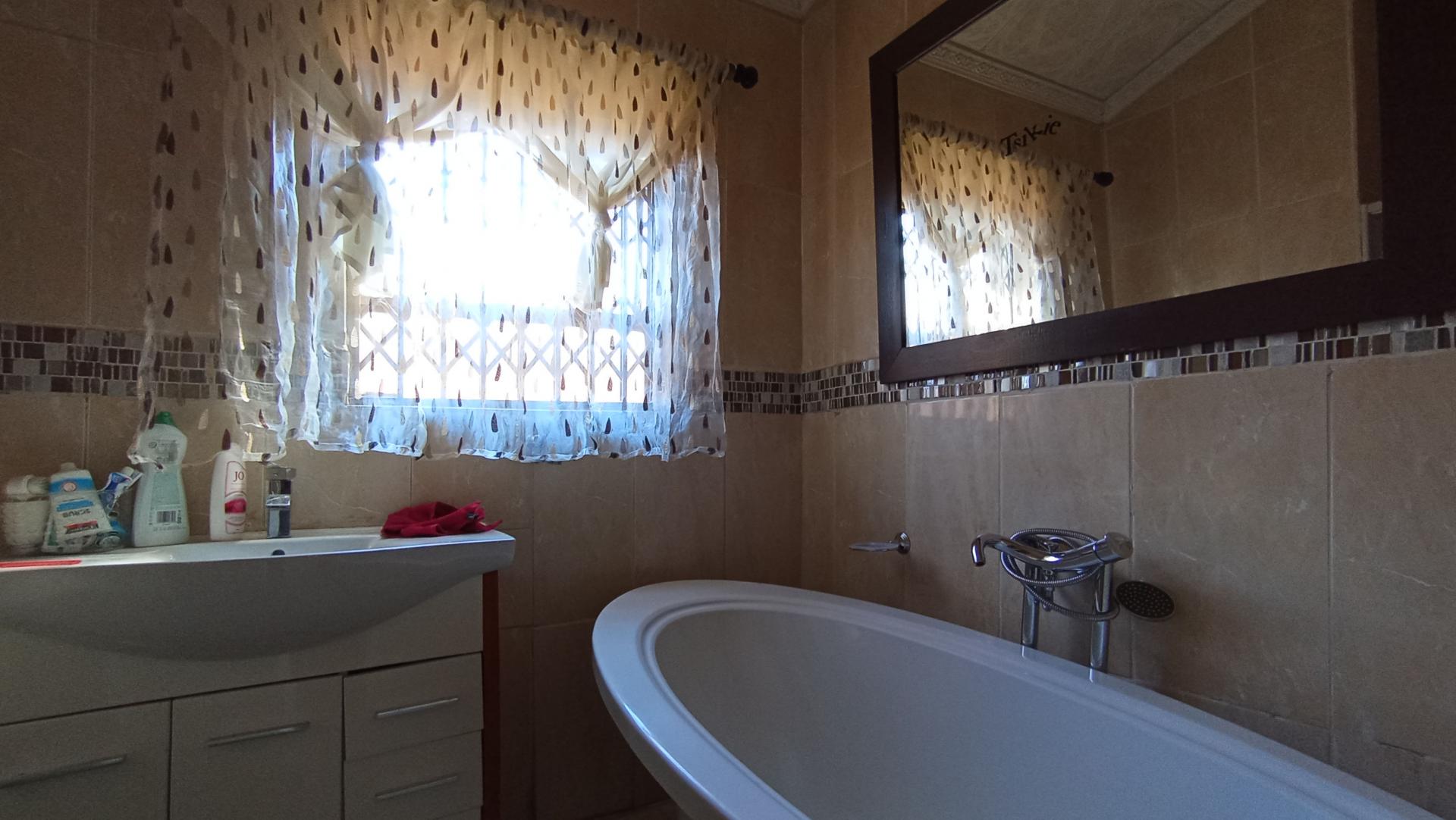 Bathroom 1 - 11 square meters of property in The Orchards