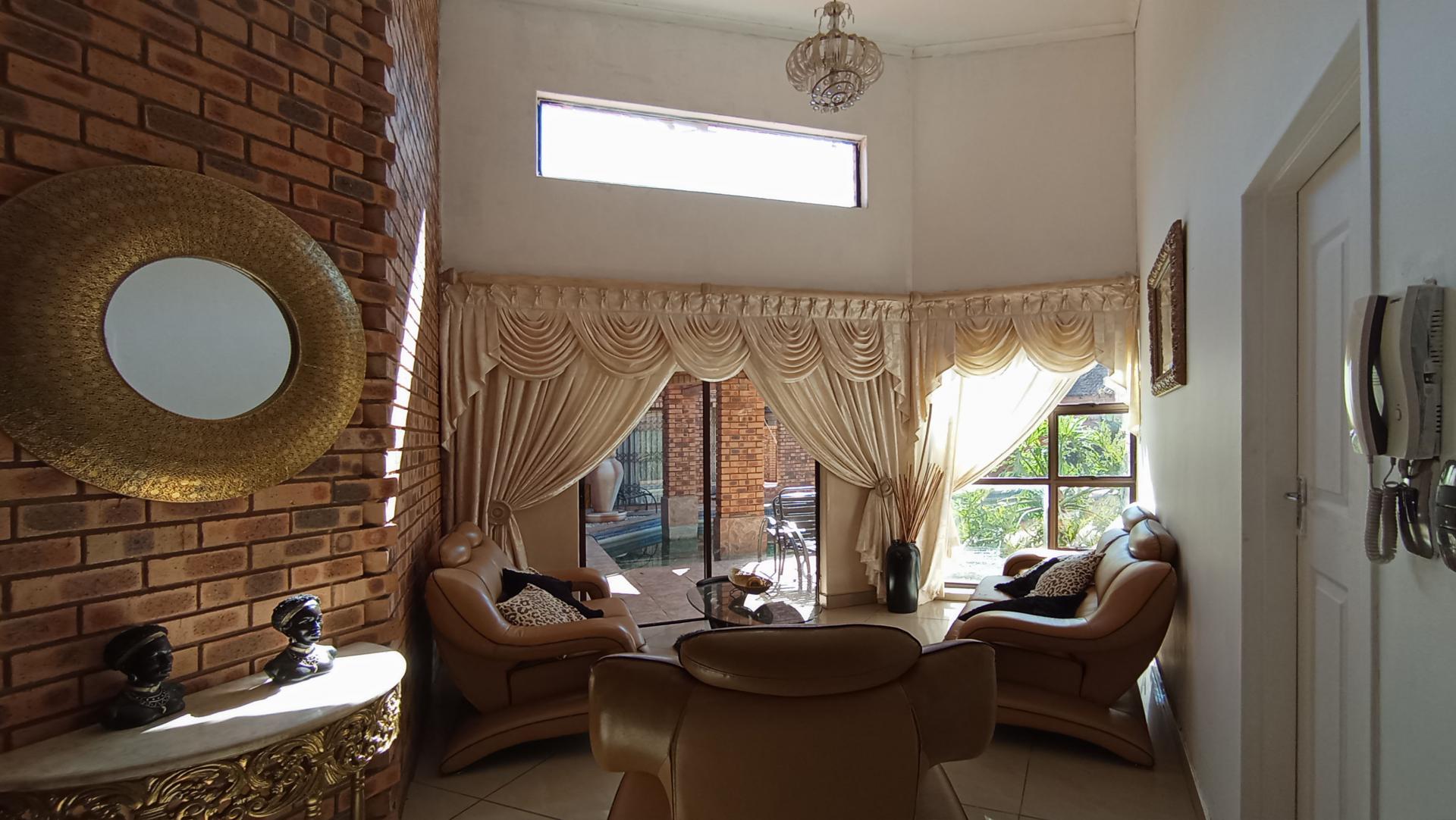 Informal Lounge - 20 square meters of property in The Orchards