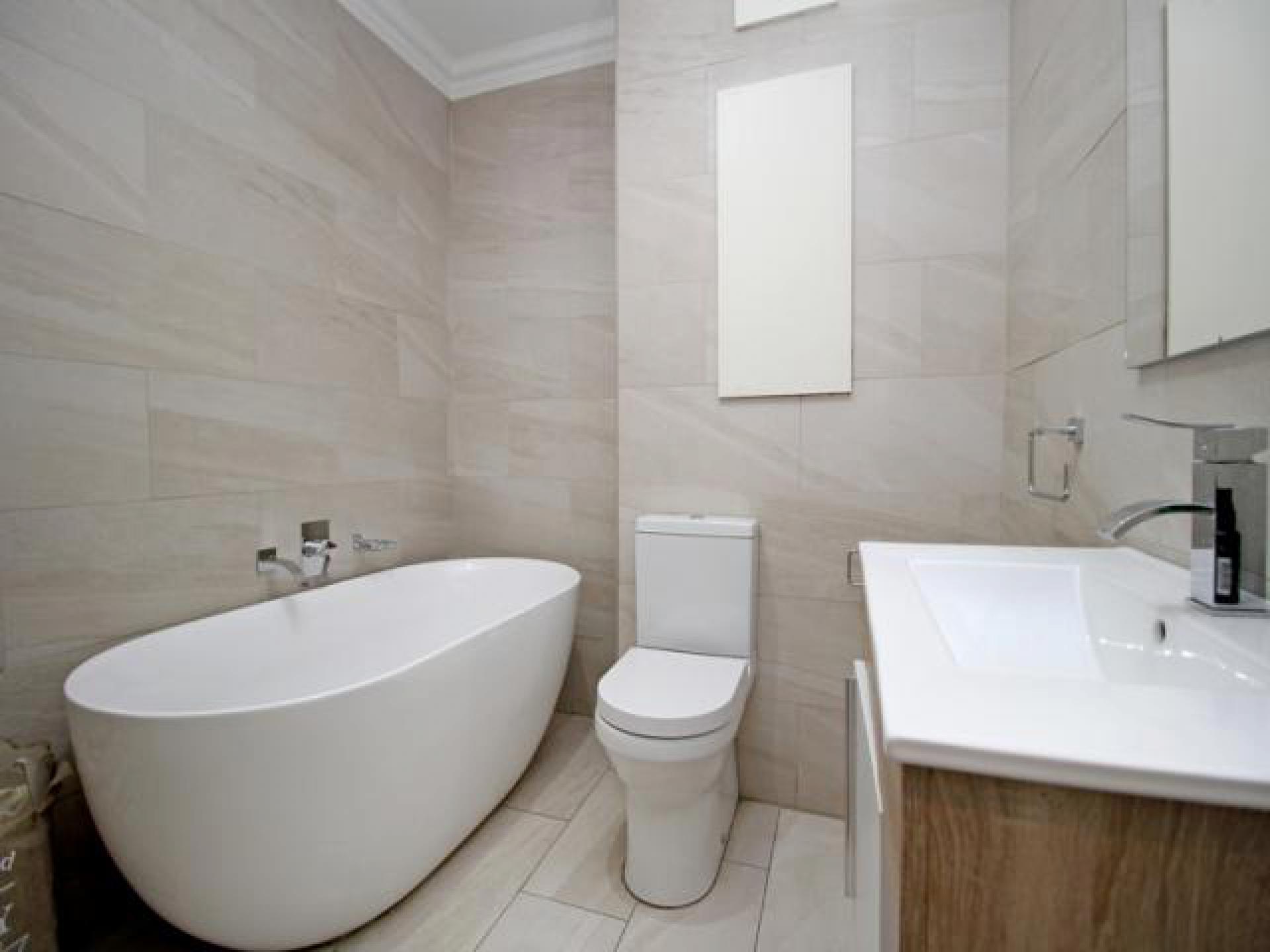 Bathroom 2 of property in Atholl Gardens