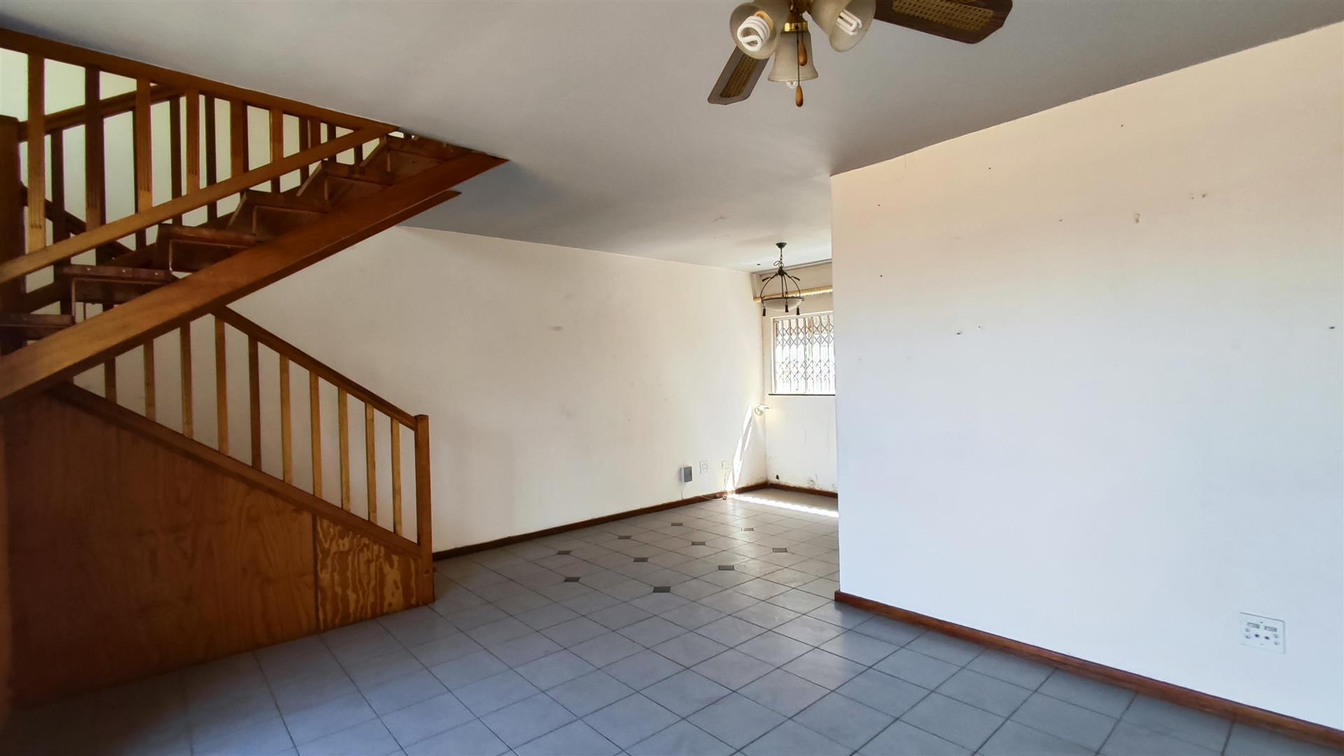 Lounges - 18 square meters of property in Birchleigh