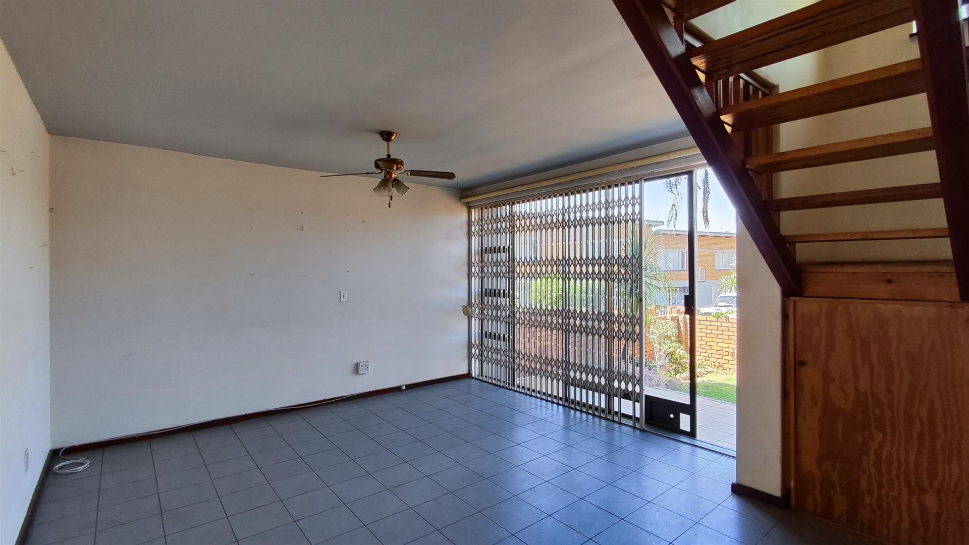 Lounges - 18 square meters of property in Birchleigh