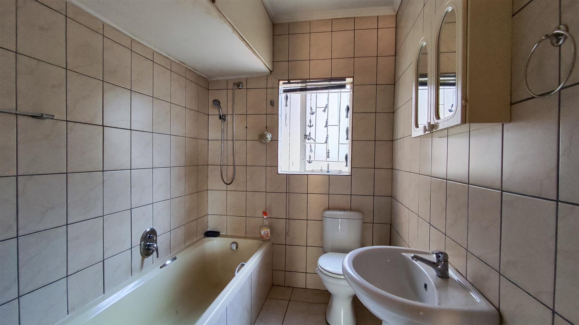 Bathroom 1 - 6 square meters of property in Birchleigh