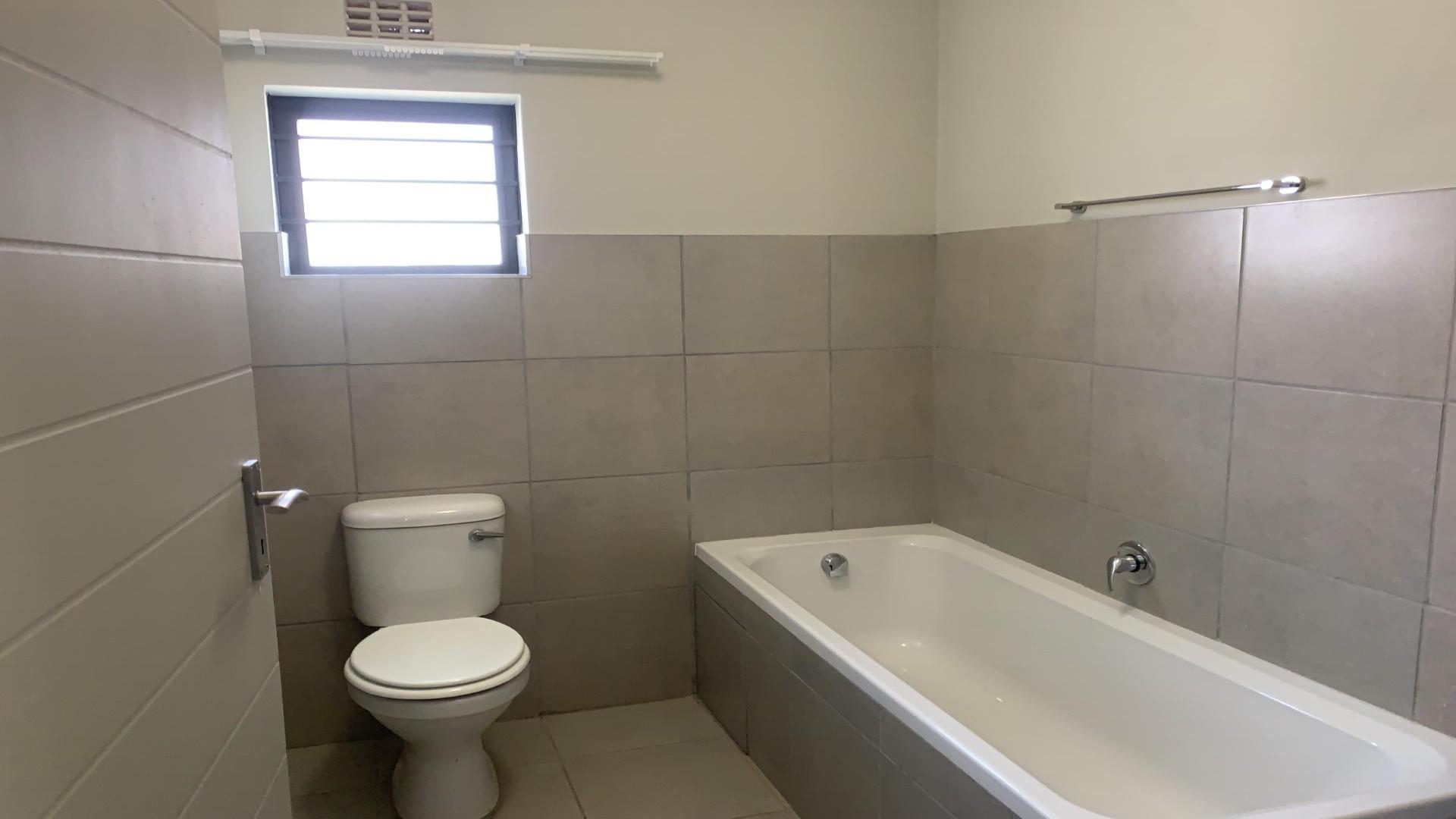 Bathroom 1 of property in Protea Glen