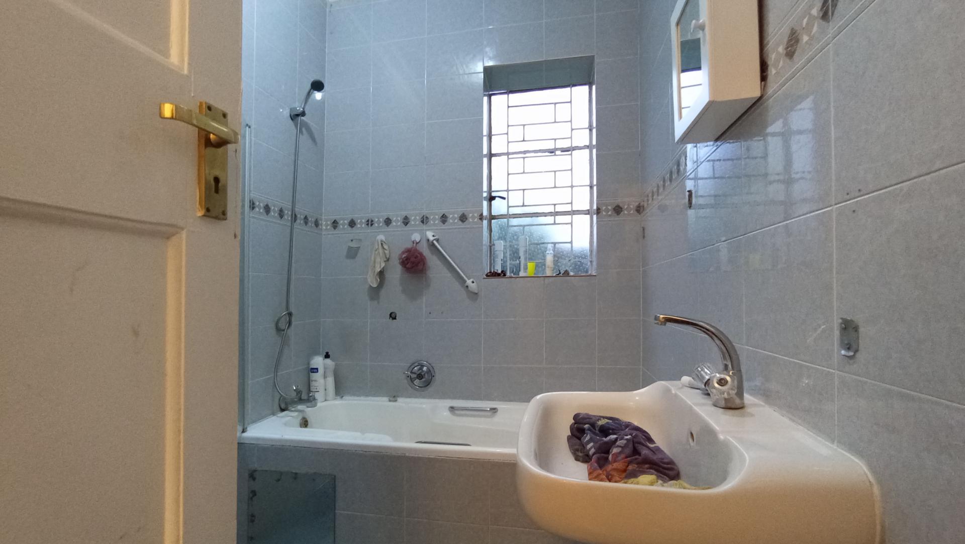 Bathroom 1 - 16 square meters of property in Kensington - JHB