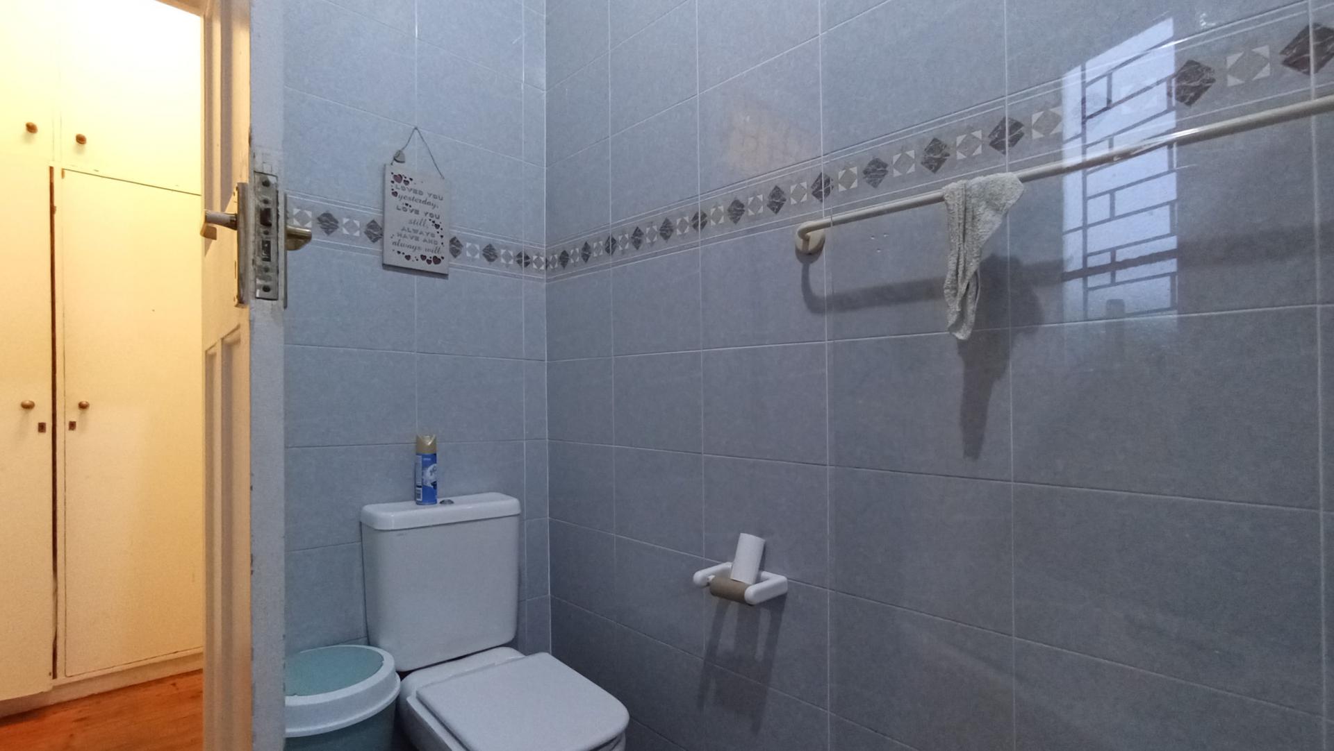 Bathroom 1 - 16 square meters of property in Kensington - JHB