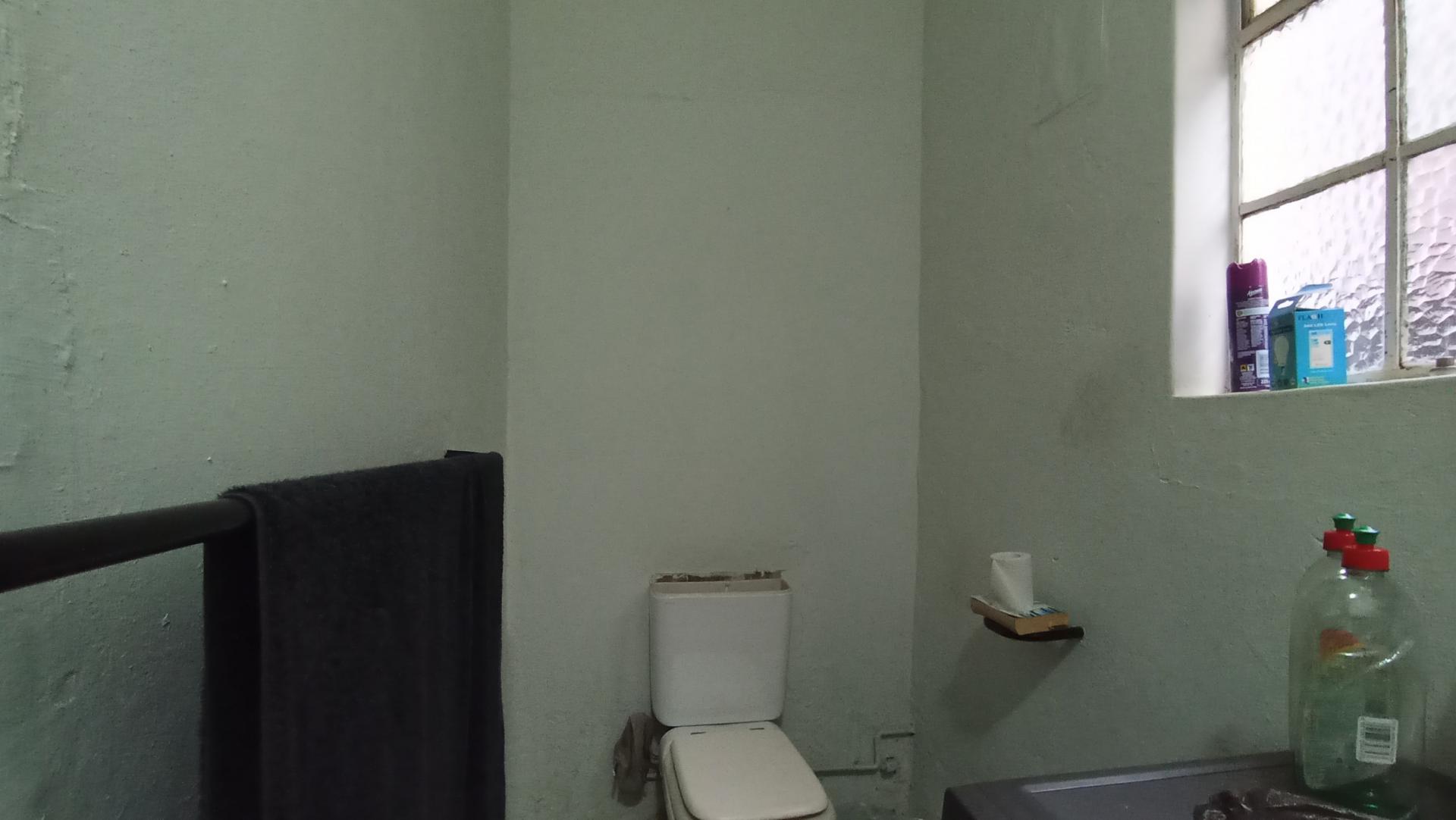Bathroom 1 - 16 square meters of property in Kensington - JHB