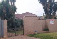 Front View of property in Primrose