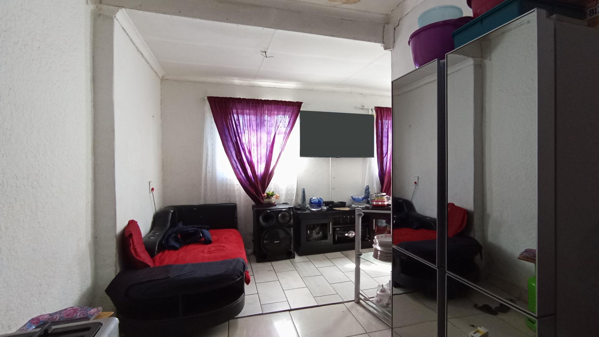 Lounges - 12 square meters of property in Klippoortje