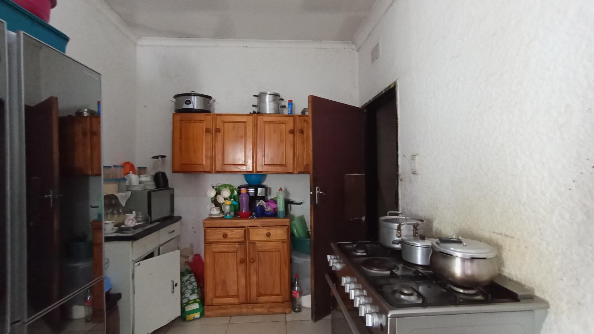 Kitchen - 9 square meters of property in Klippoortje