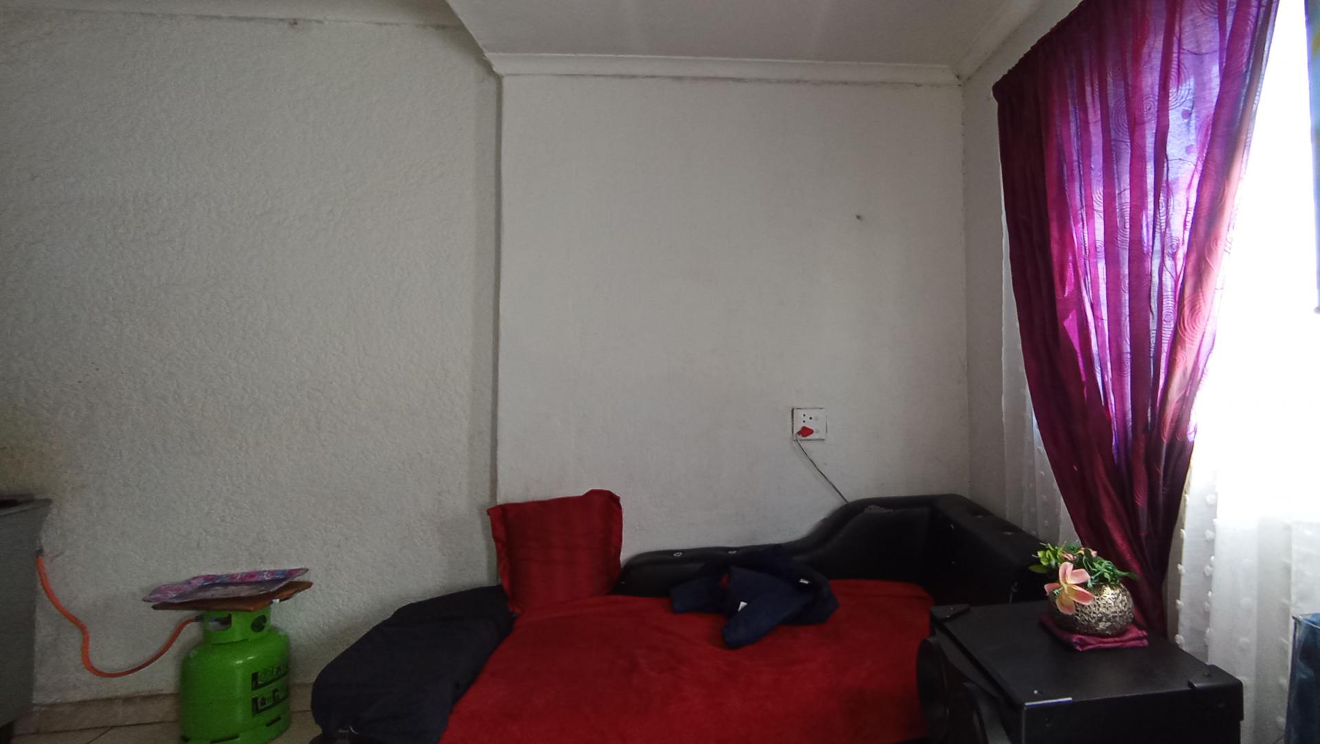 Lounges - 12 square meters of property in Klippoortje