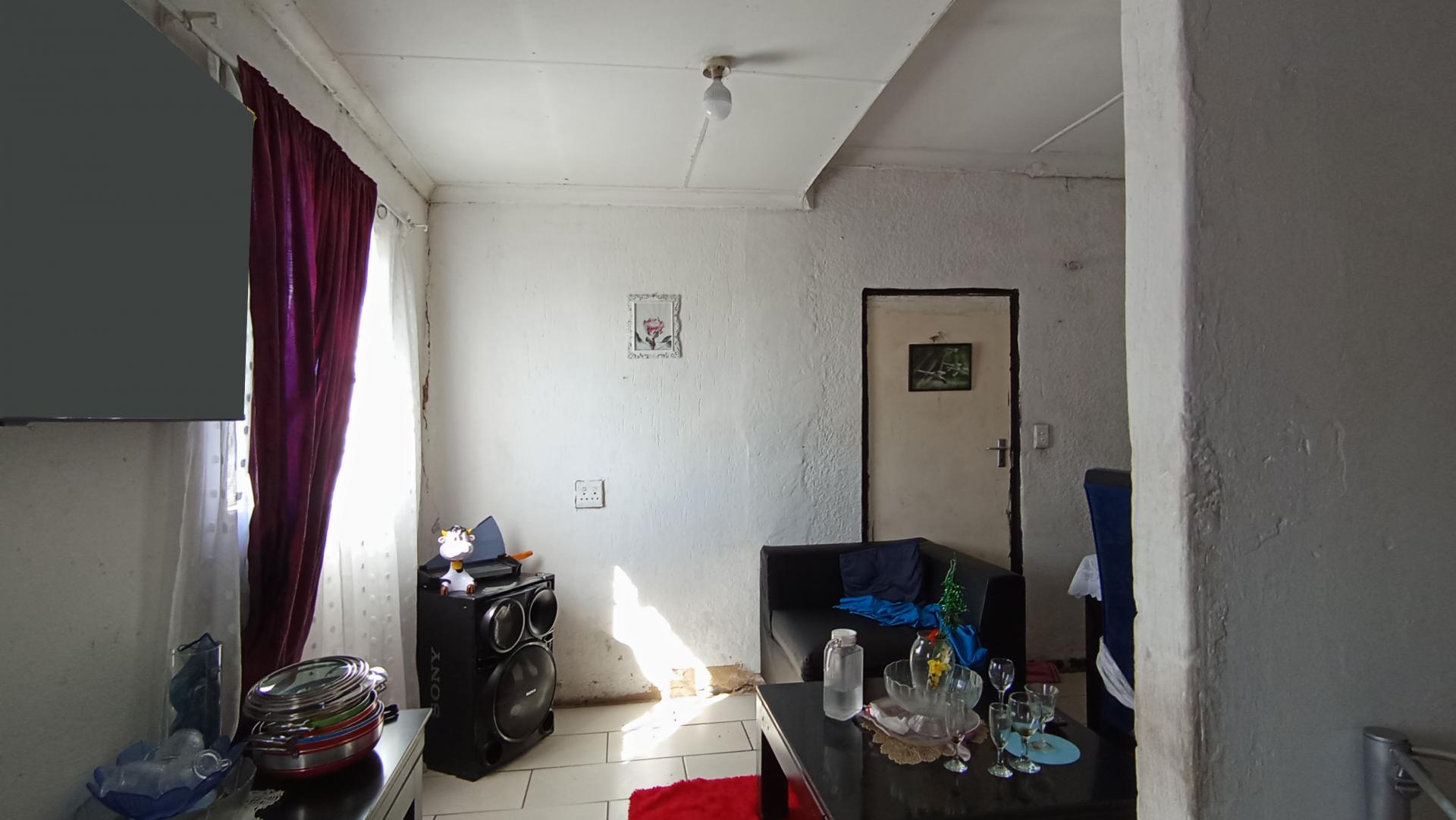 Lounges - 12 square meters of property in Klippoortje