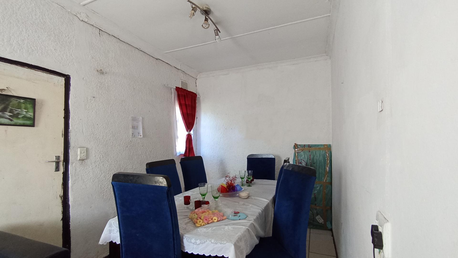 Dining Room - 9 square meters of property in Klippoortje