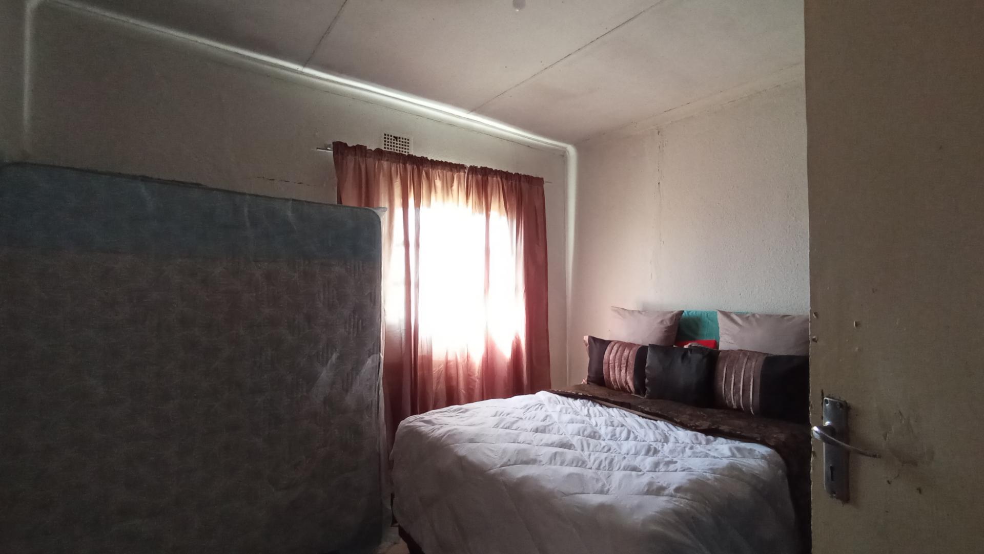 Bed Room 1 - 15 square meters of property in Klippoortje