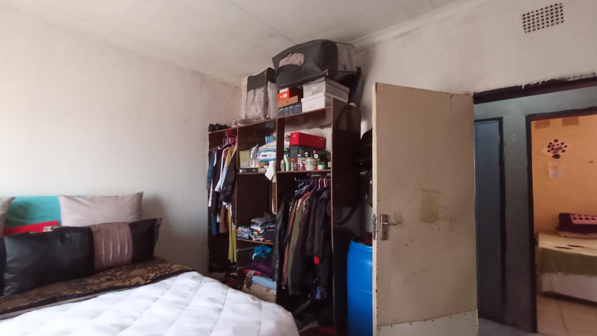 Bed Room 1 - 15 square meters of property in Klippoortje