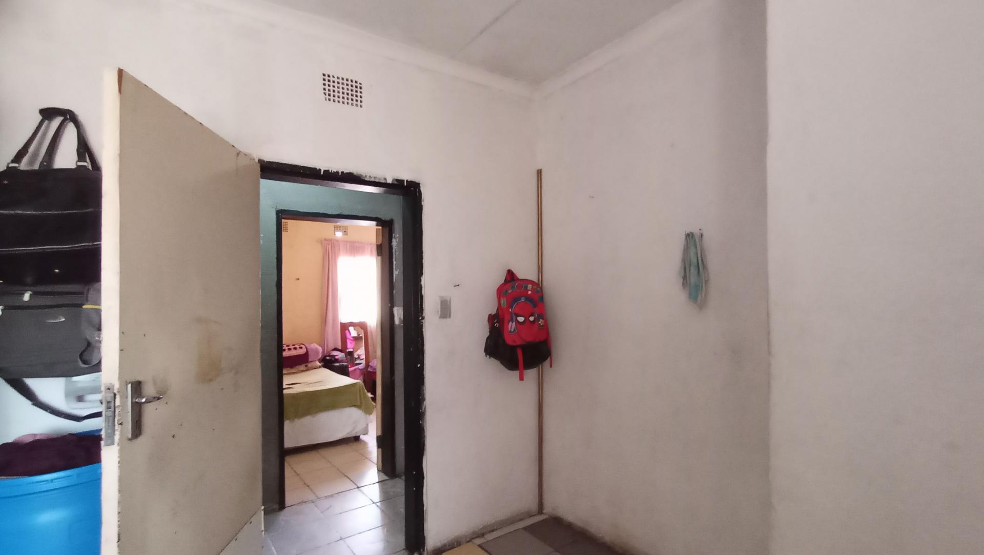 Bed Room 1 - 15 square meters of property in Klippoortje