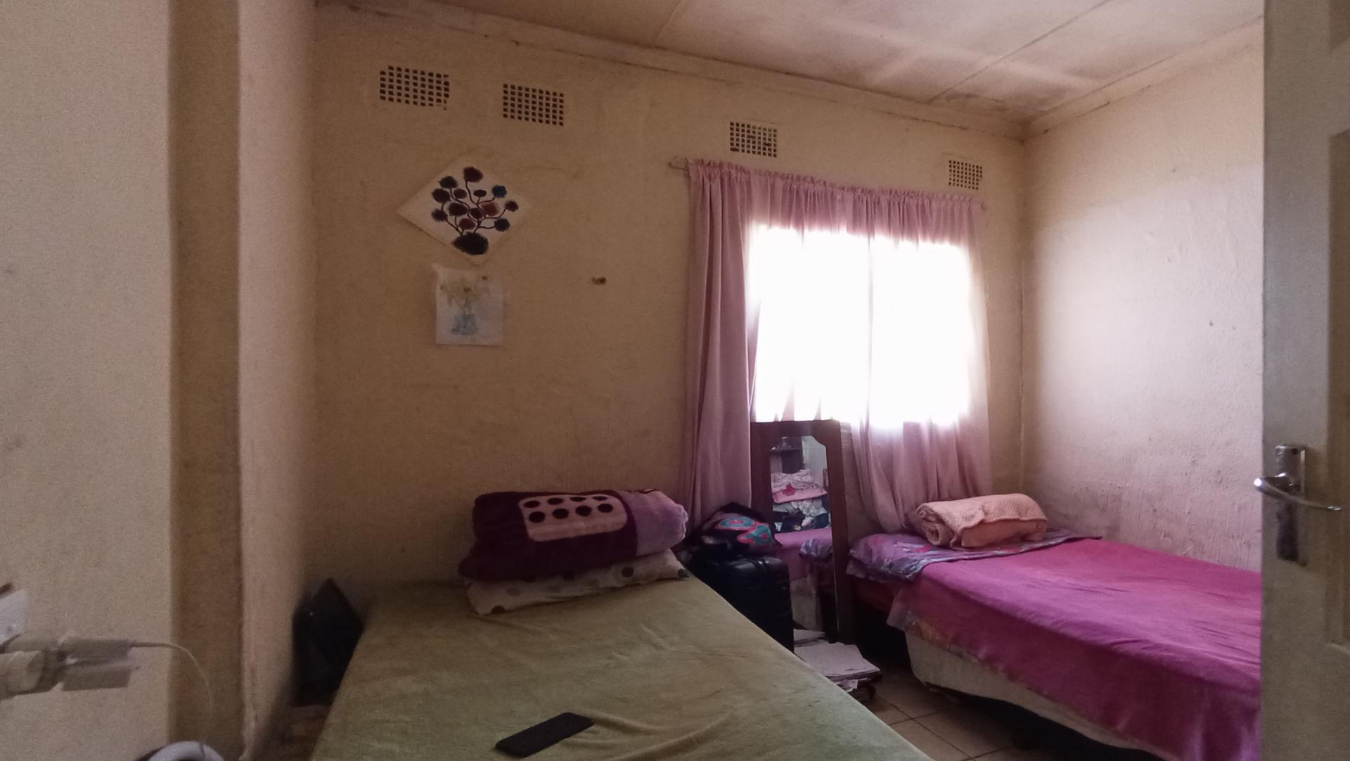 Bed Room 2 - 9 square meters of property in Klippoortje