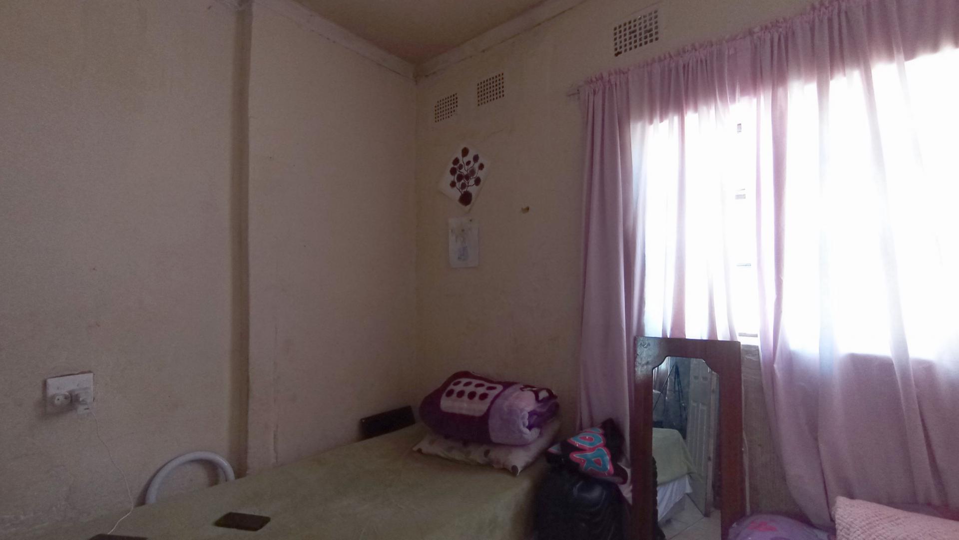 Bed Room 2 - 9 square meters of property in Klippoortje