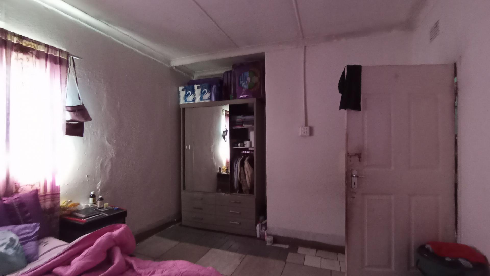 Bed Room 3 - 19 square meters of property in Klippoortje