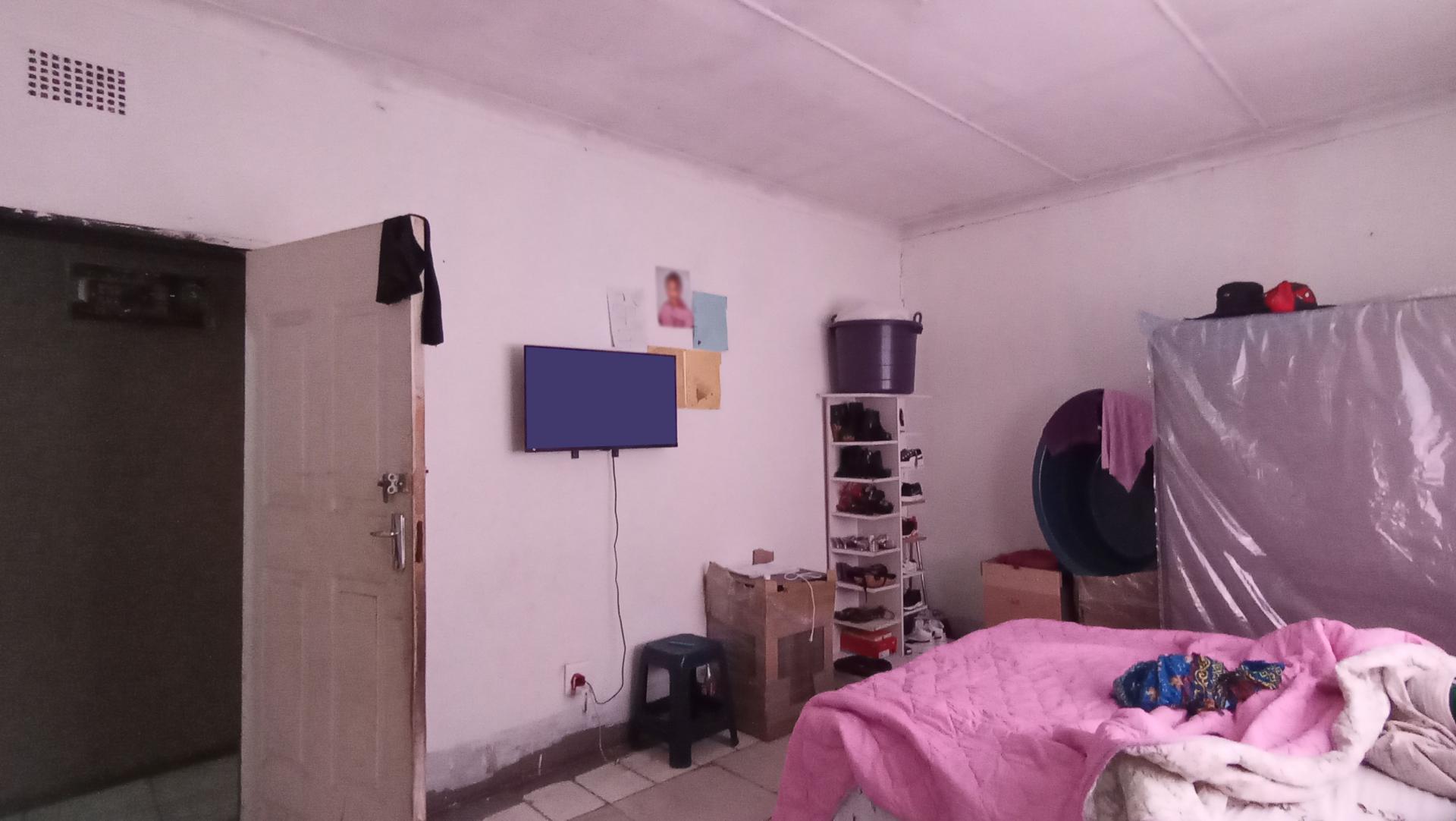 Bed Room 3 - 19 square meters of property in Klippoortje