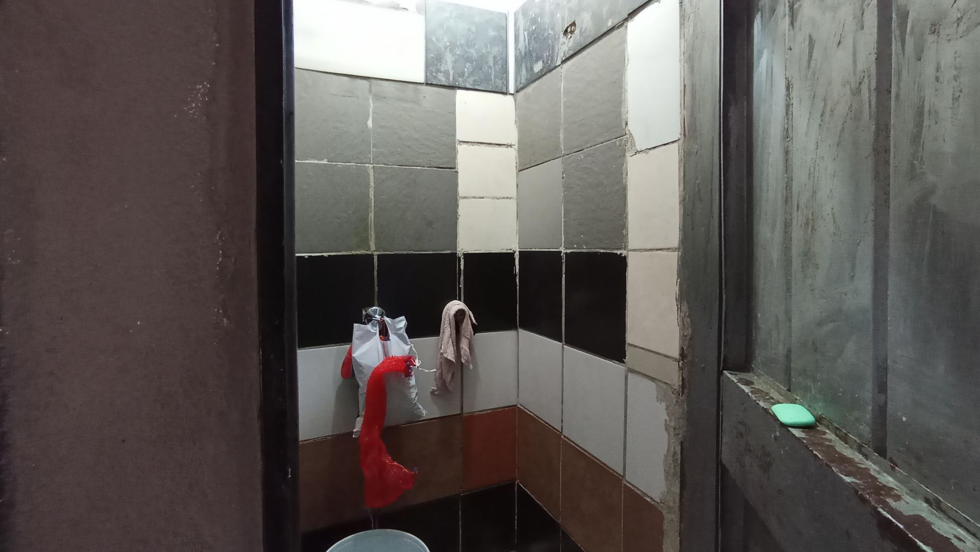 Bathroom 1 - 1 square meters of property in Klippoortje