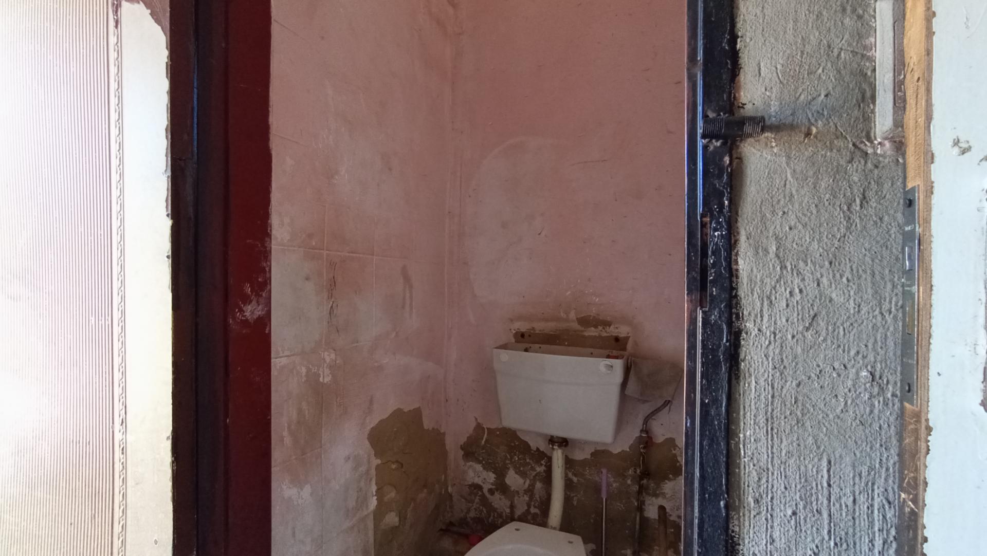 Bathroom 2 - 1 square meters of property in Klippoortje