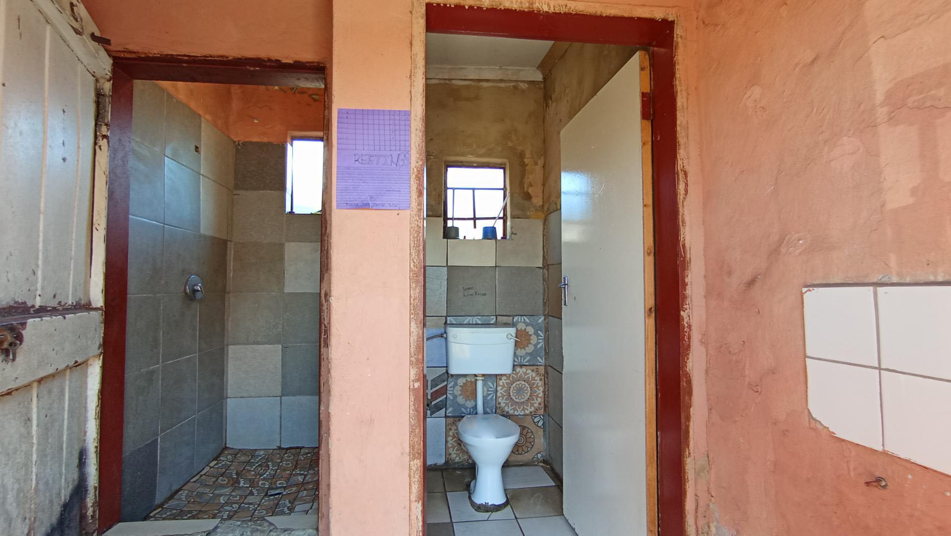 Bathroom 1 - 1 square meters of property in Klippoortje