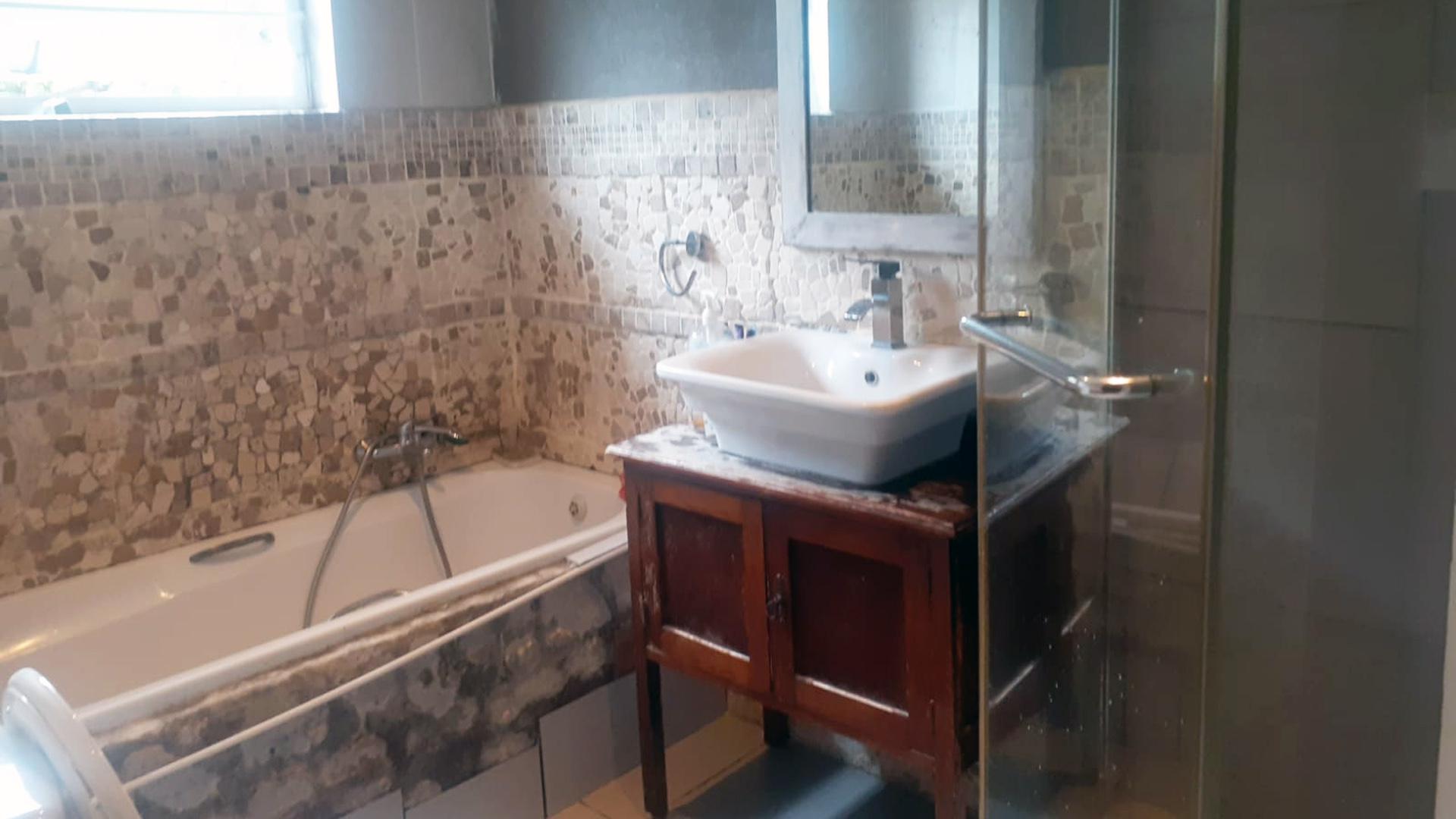 Bathroom 1 of property in Newton Park