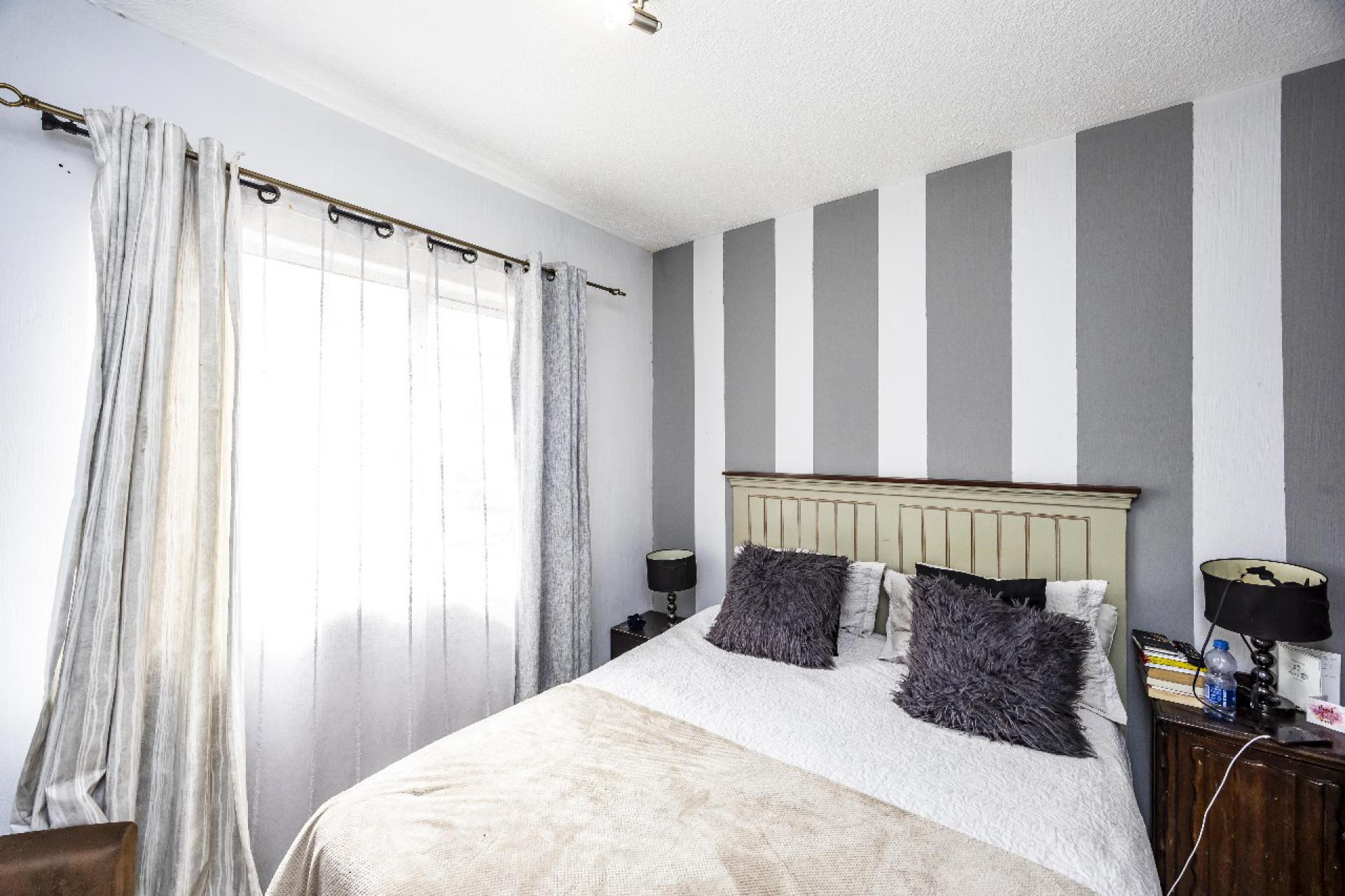 Main Bedroom of property in Beacon Bay North