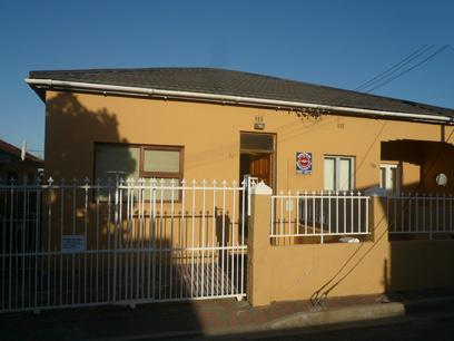 2 Bedroom House for Sale For Sale in Athlone - CPT - Private Sale - MR63460