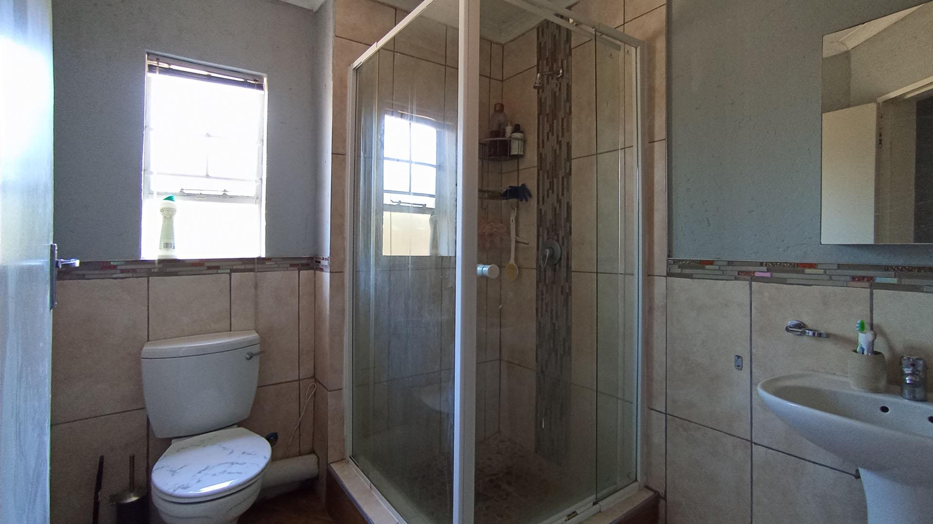 Bathroom 1 - 5 square meters of property in Heuweloord