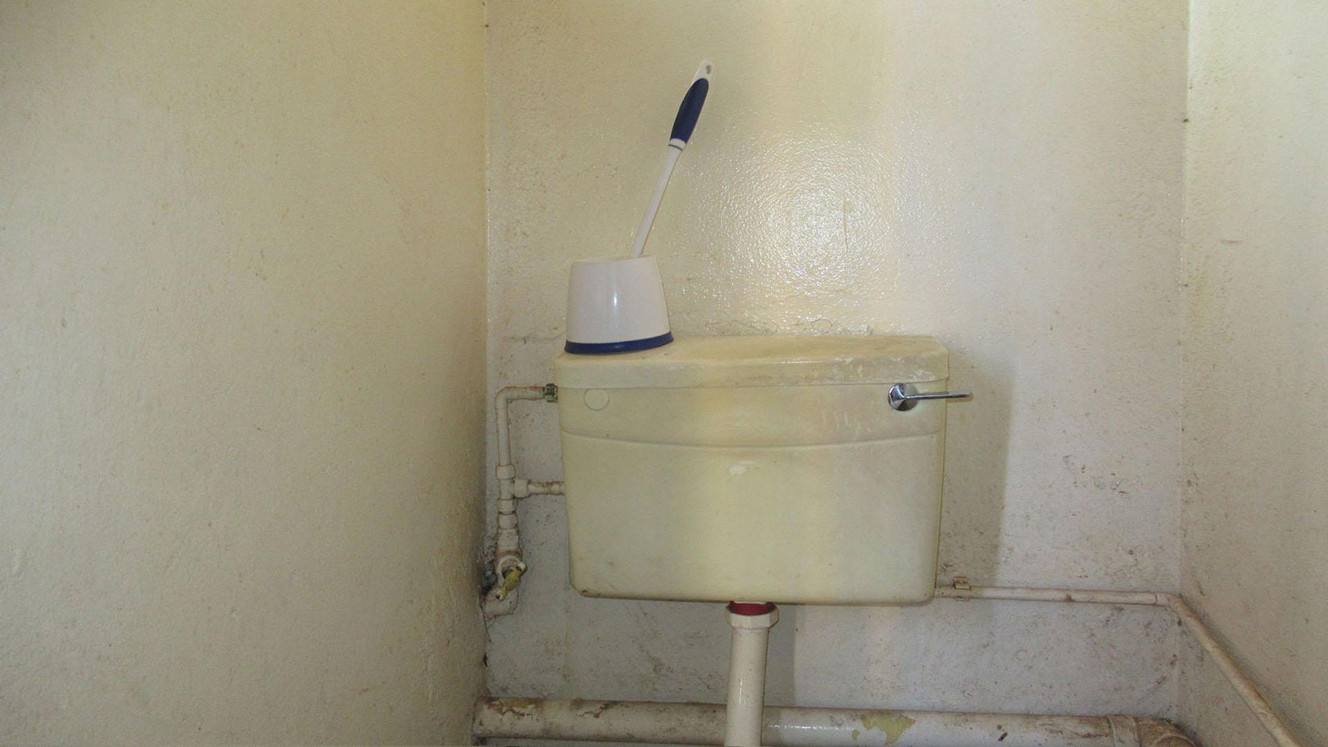 Staff Bathroom - 3 square meters of property in Roodekrans