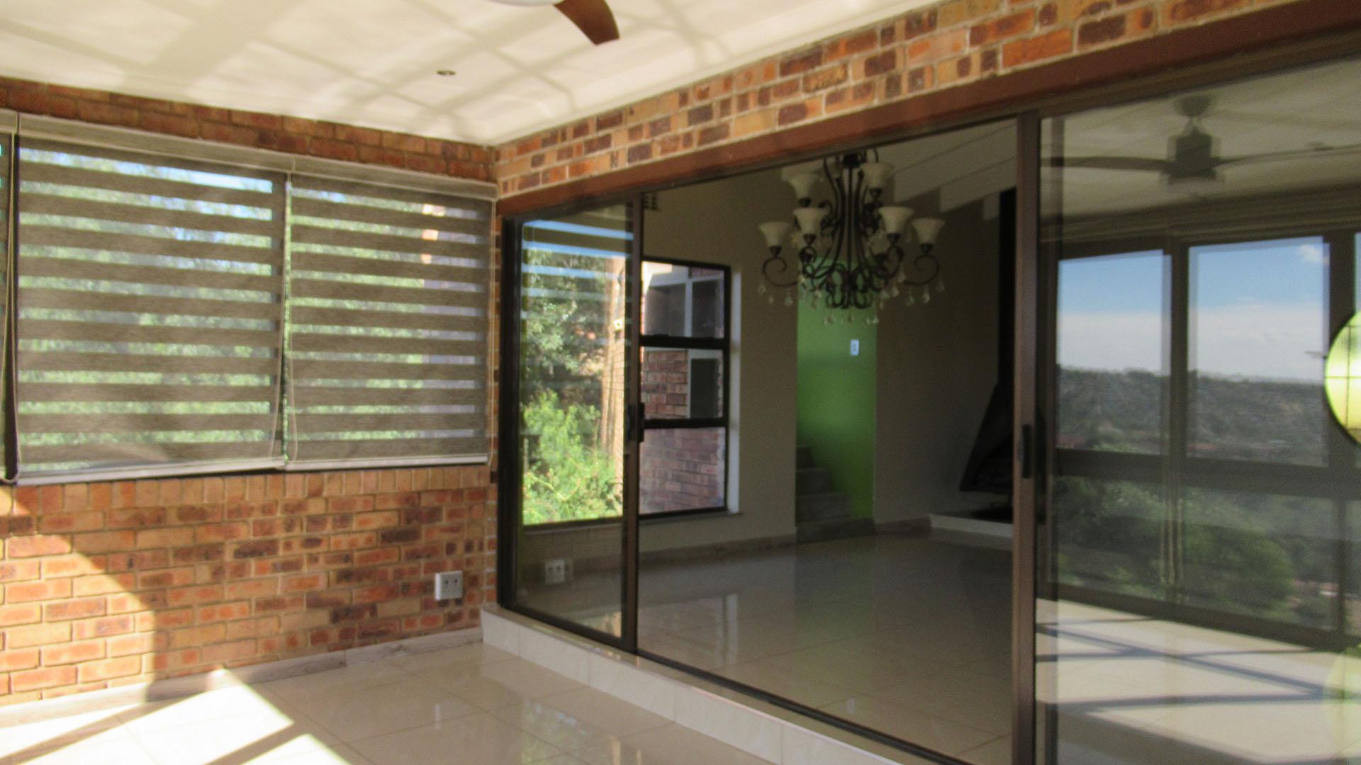 Spaces - 79 square meters of property in Roodekrans