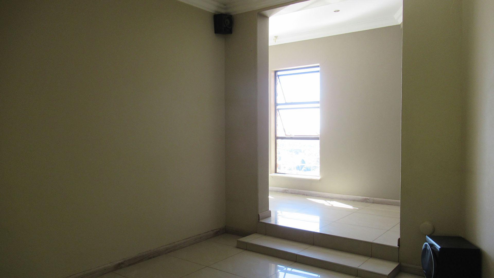 Dining Room - 16 square meters of property in Roodekrans