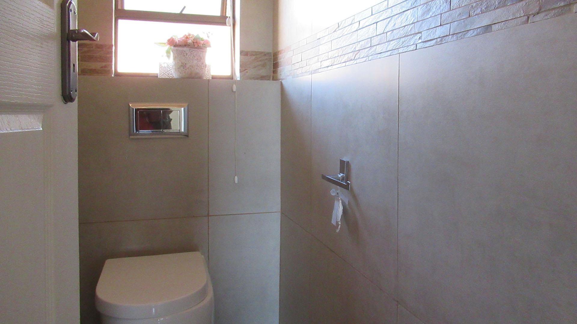 Bathroom 1 - 2 square meters of property in Roodekrans